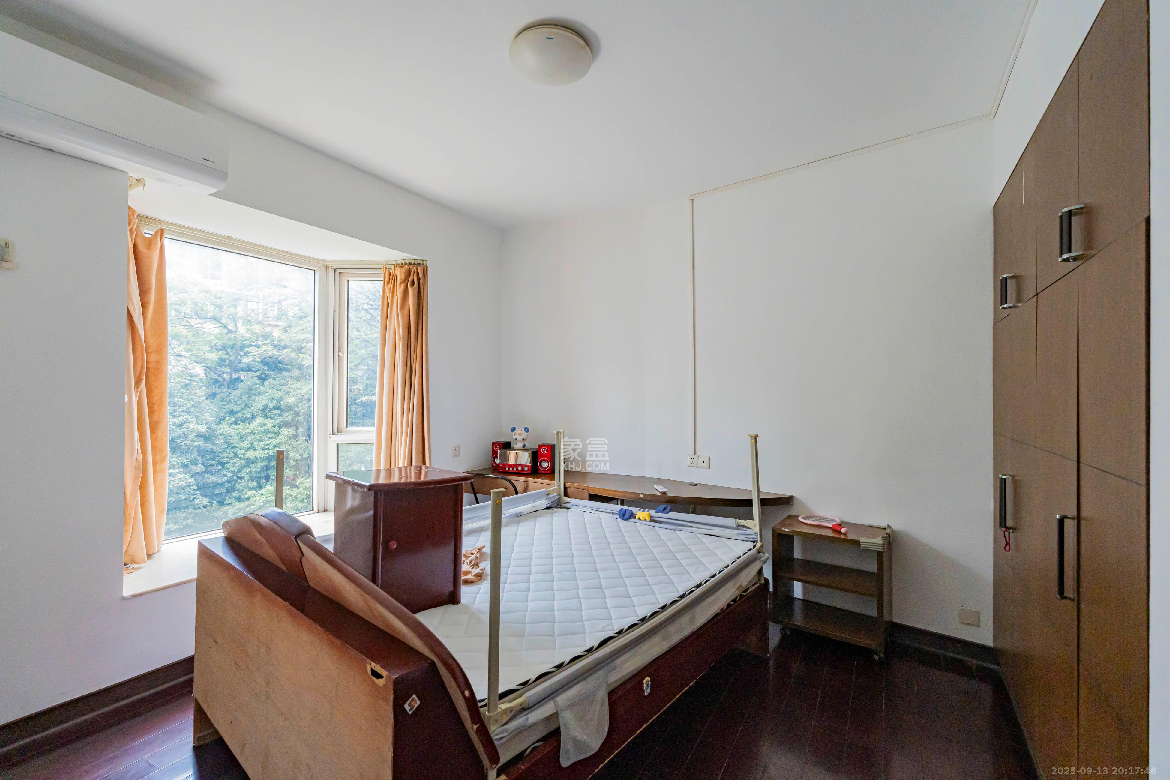 左岸春天  4室2厅2卫    128.0万卧室