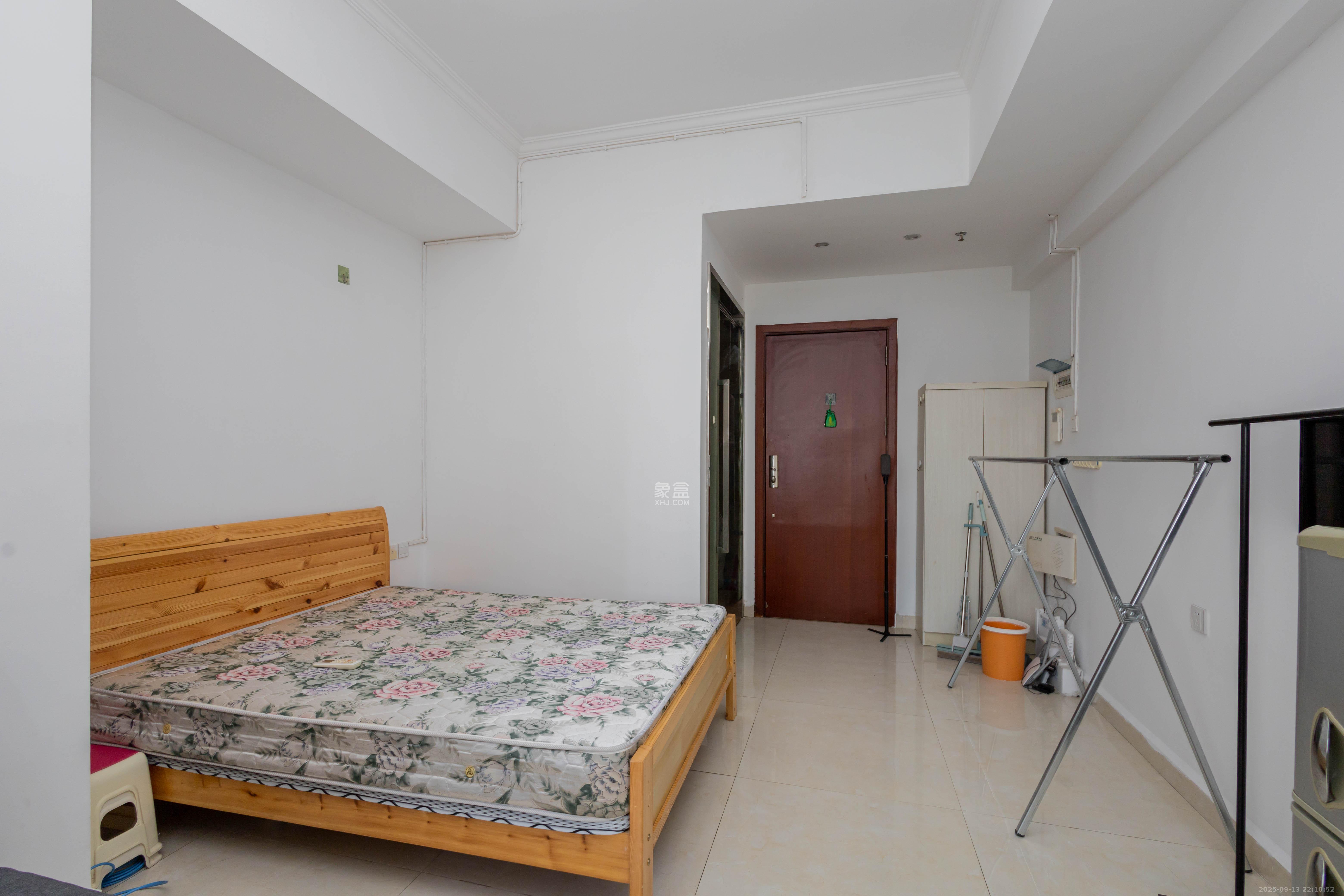 佐佑大厦 1室1厅1卫 14.8万 佐佑大厦 1室1厅1卫 14.8万客厅