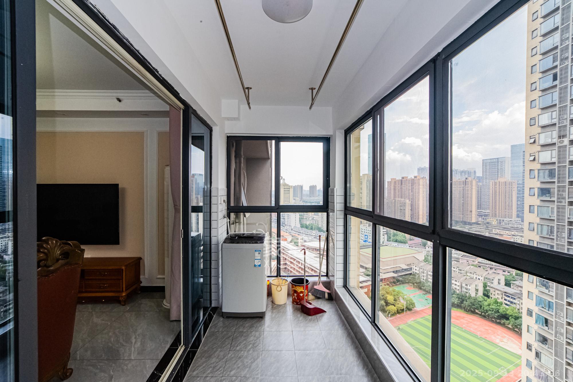 北辰三角洲E7区 3室2厅2卫 170.0万 北辰三角洲E7区 3室2厅2卫 170.0万阳台