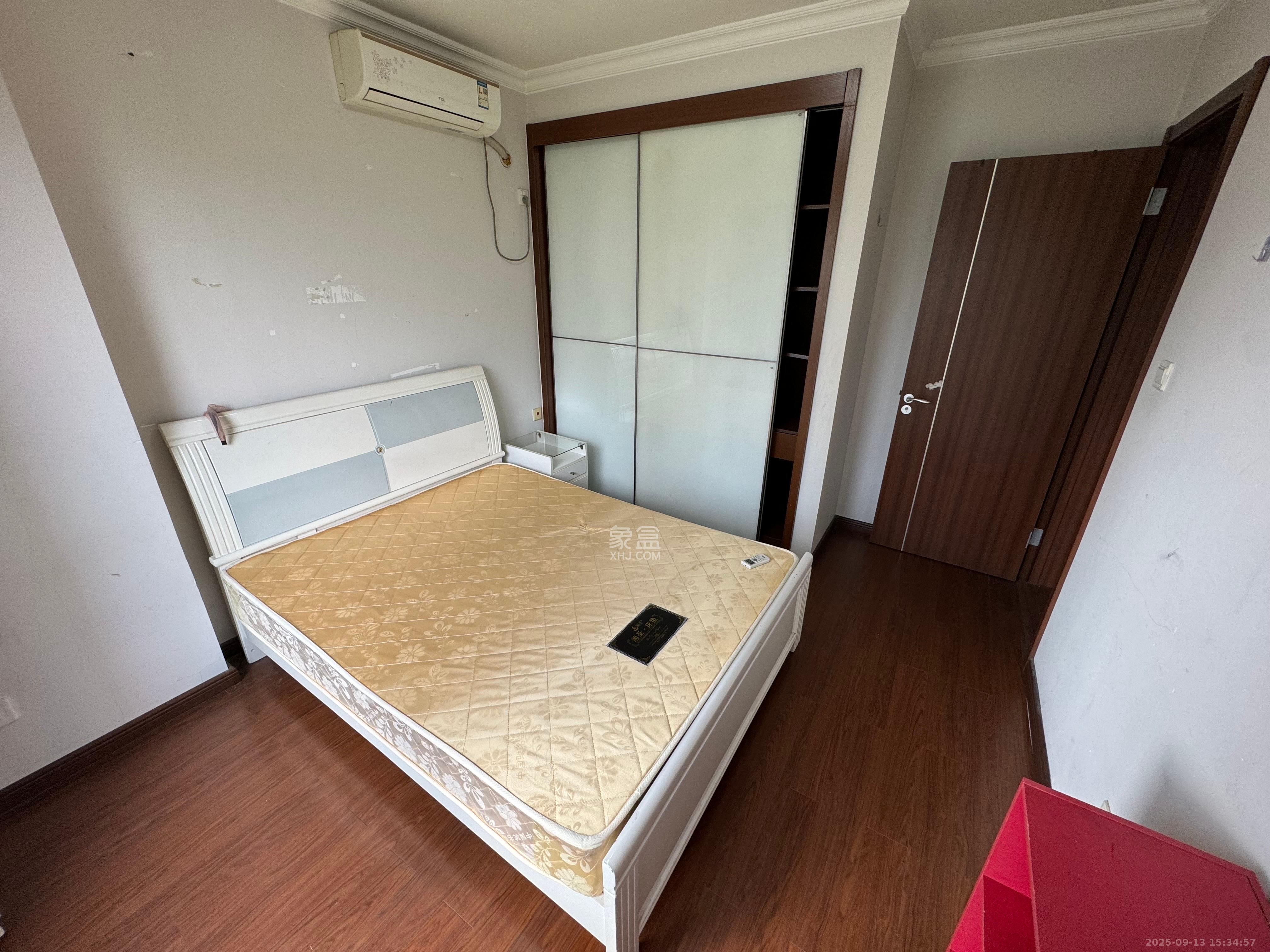 万科城 3室2厅1卫 2300.0元/月 万科城 3室2厅1卫 2300.0元/月室内图