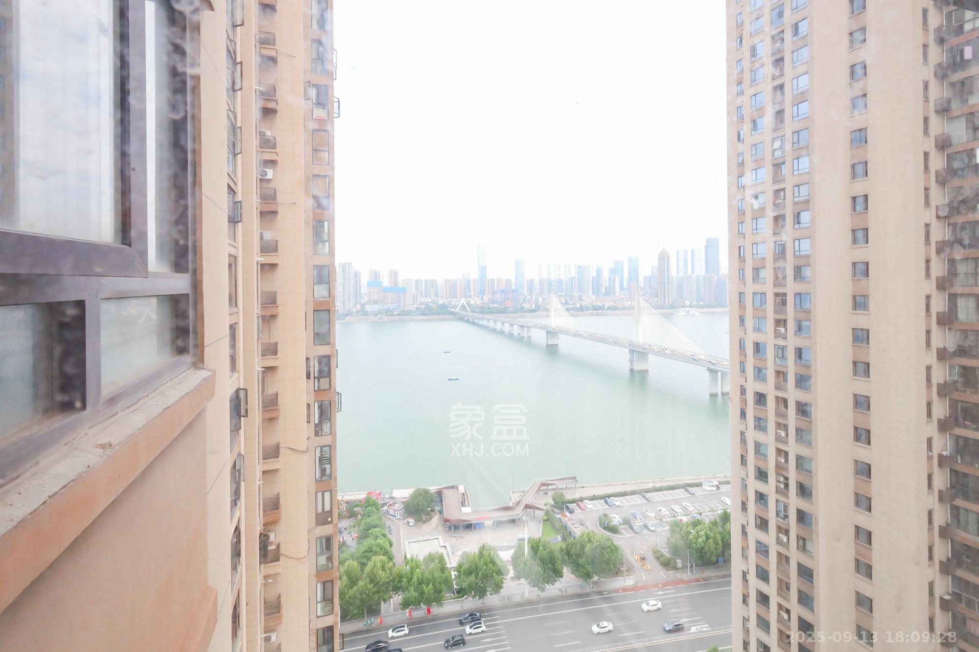 世茂外滩里(世茂铂翠湾三期) 3室2厅1卫 165.0万 世茂外滩里(世茂铂翠湾三期) 3室2厅1卫 165.0万其他