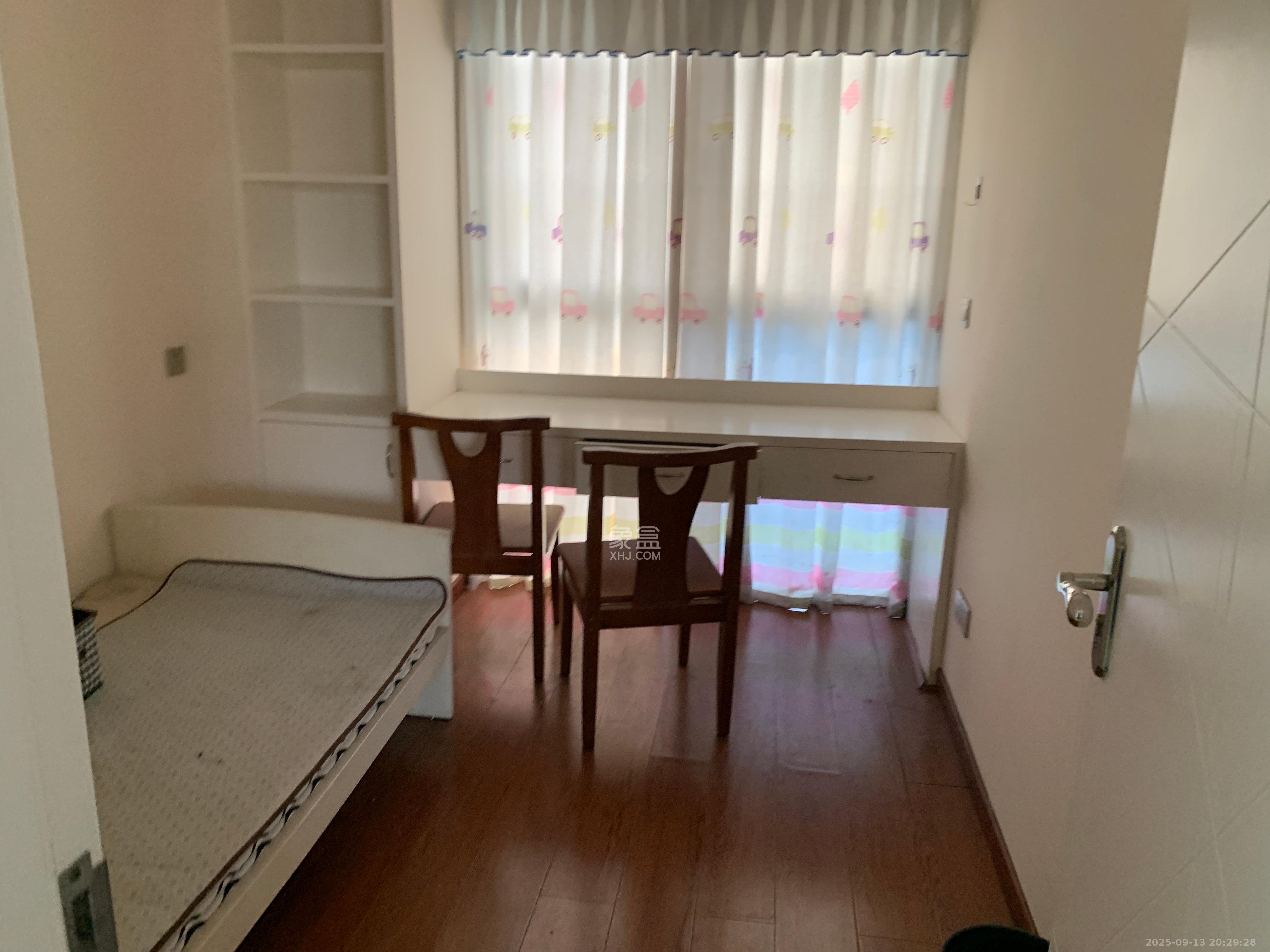 印山蓝色海岸 1室2厅1卫 2200.0元/月 印山蓝色海岸 1室2厅1卫 2200.0元/月室内图