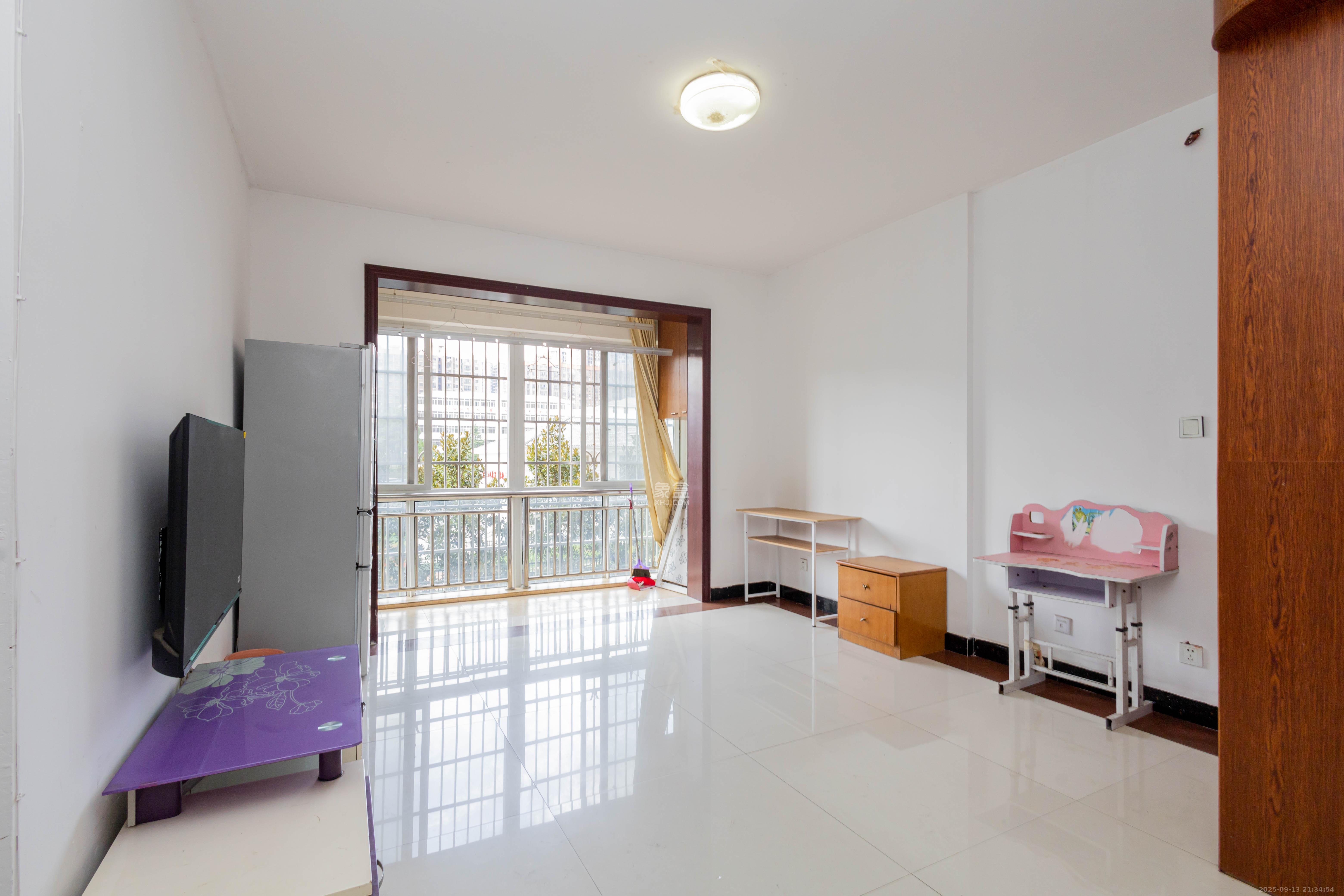 爵士湘  3室2厅1卫    48.0万 爵士湘  3室2厅1卫    48.0万客厅