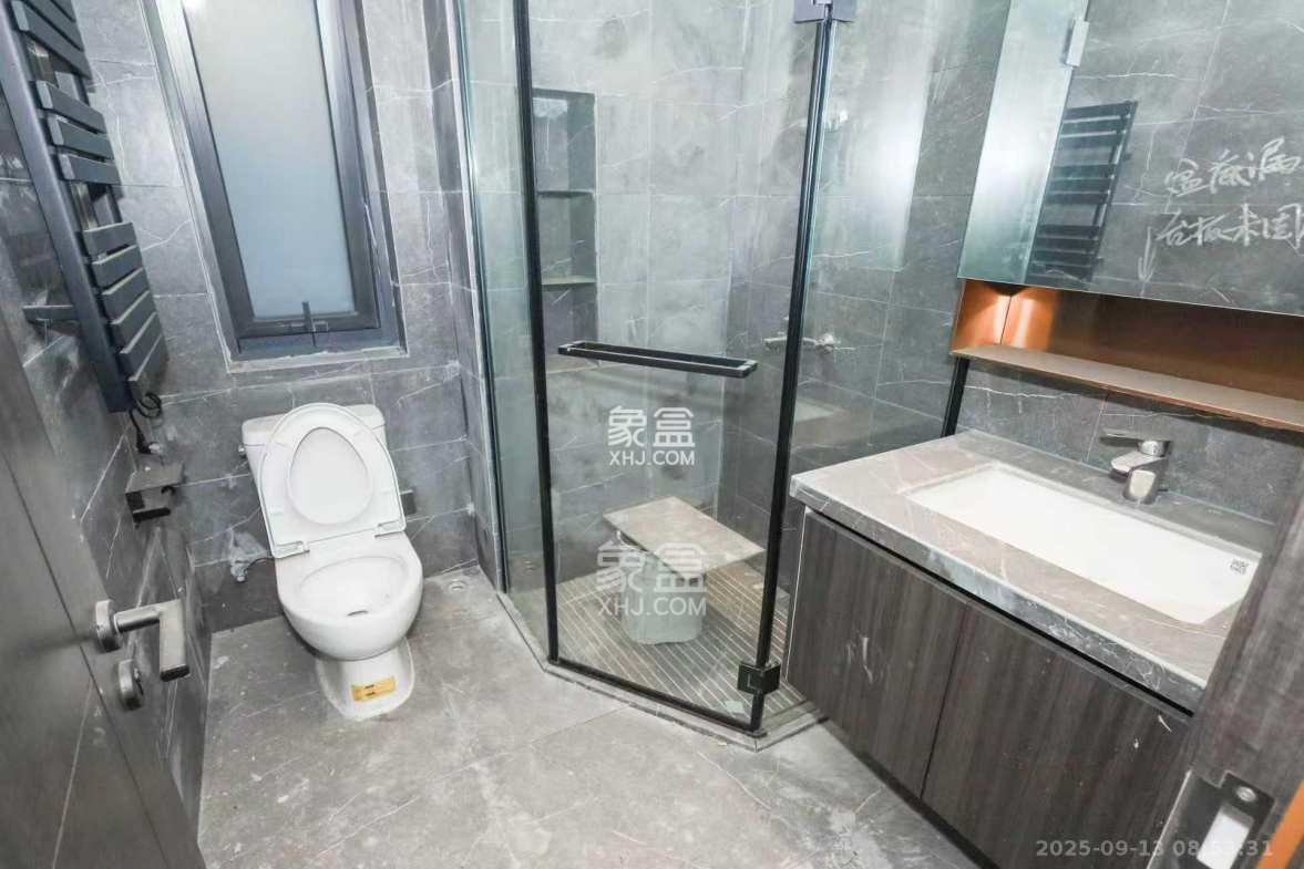 绿地麓云国际一期  5室2厅2卫    5000.0元/月 绿地麓云国际一期  5室2厅2卫    5000.0元/月室内图