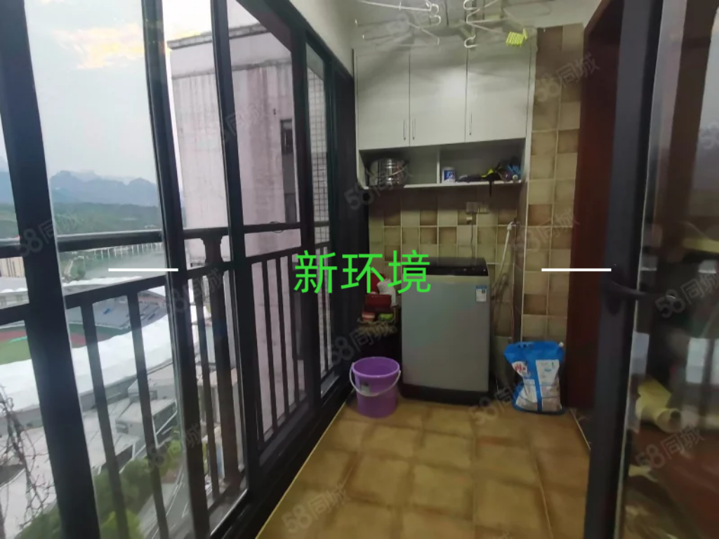 东岳新外滩  3室2厅2卫    77.8万客厅