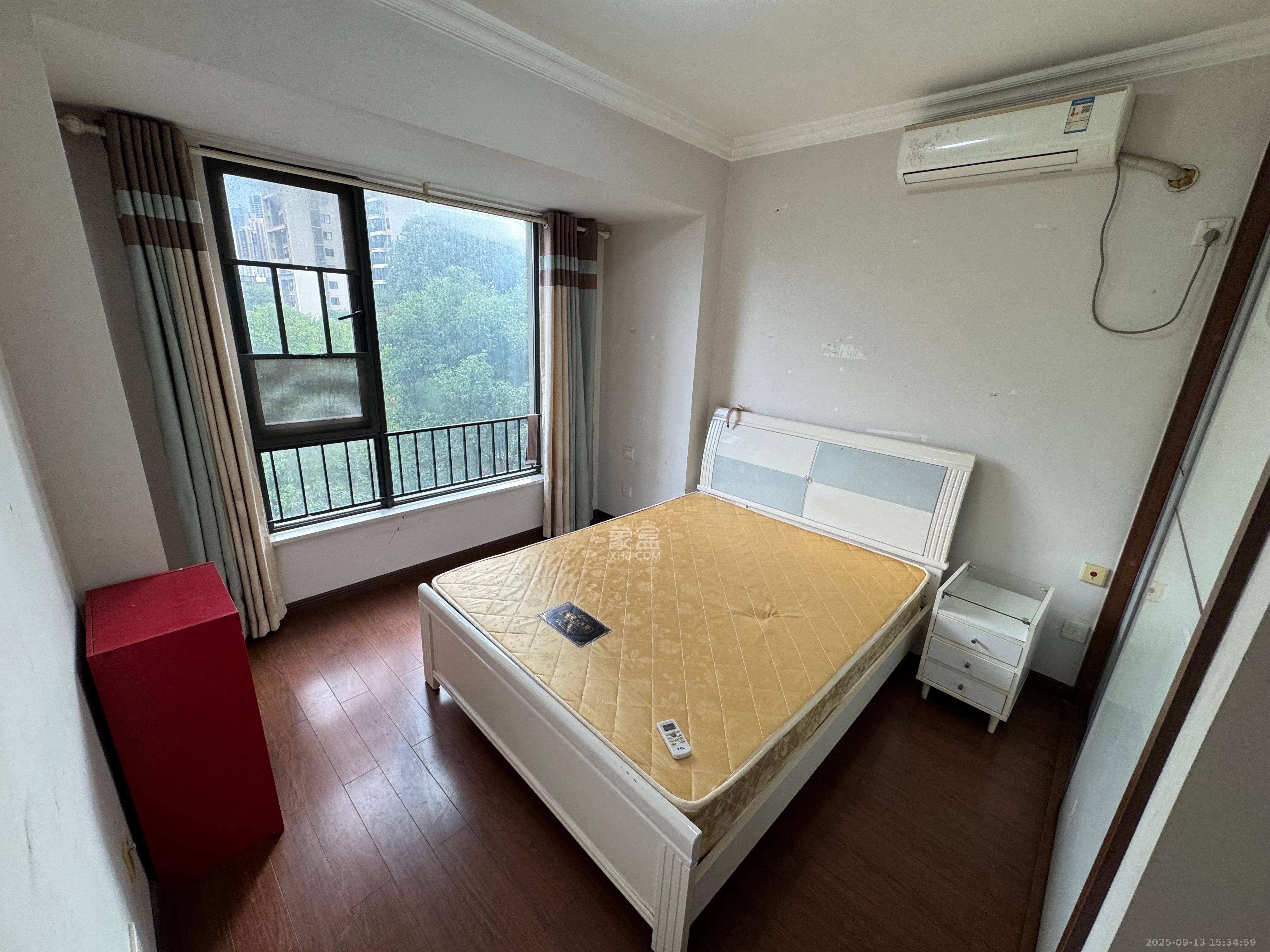 万科城 3室2厅1卫 2300.0元/月 万科城 3室2厅1卫 2300.0元/月室内图