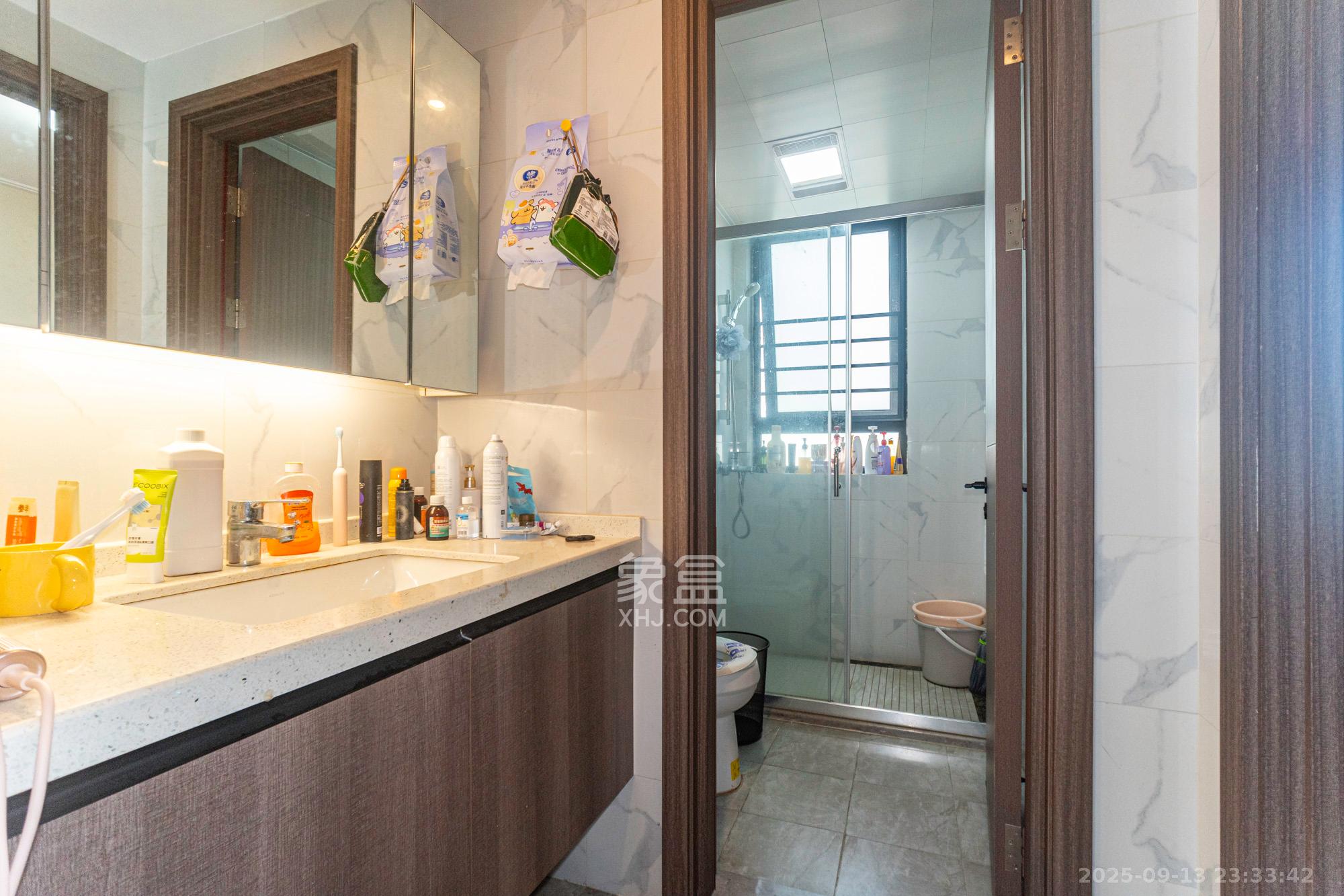 绿地V岛  4室2厅2卫    320.0万卫生间