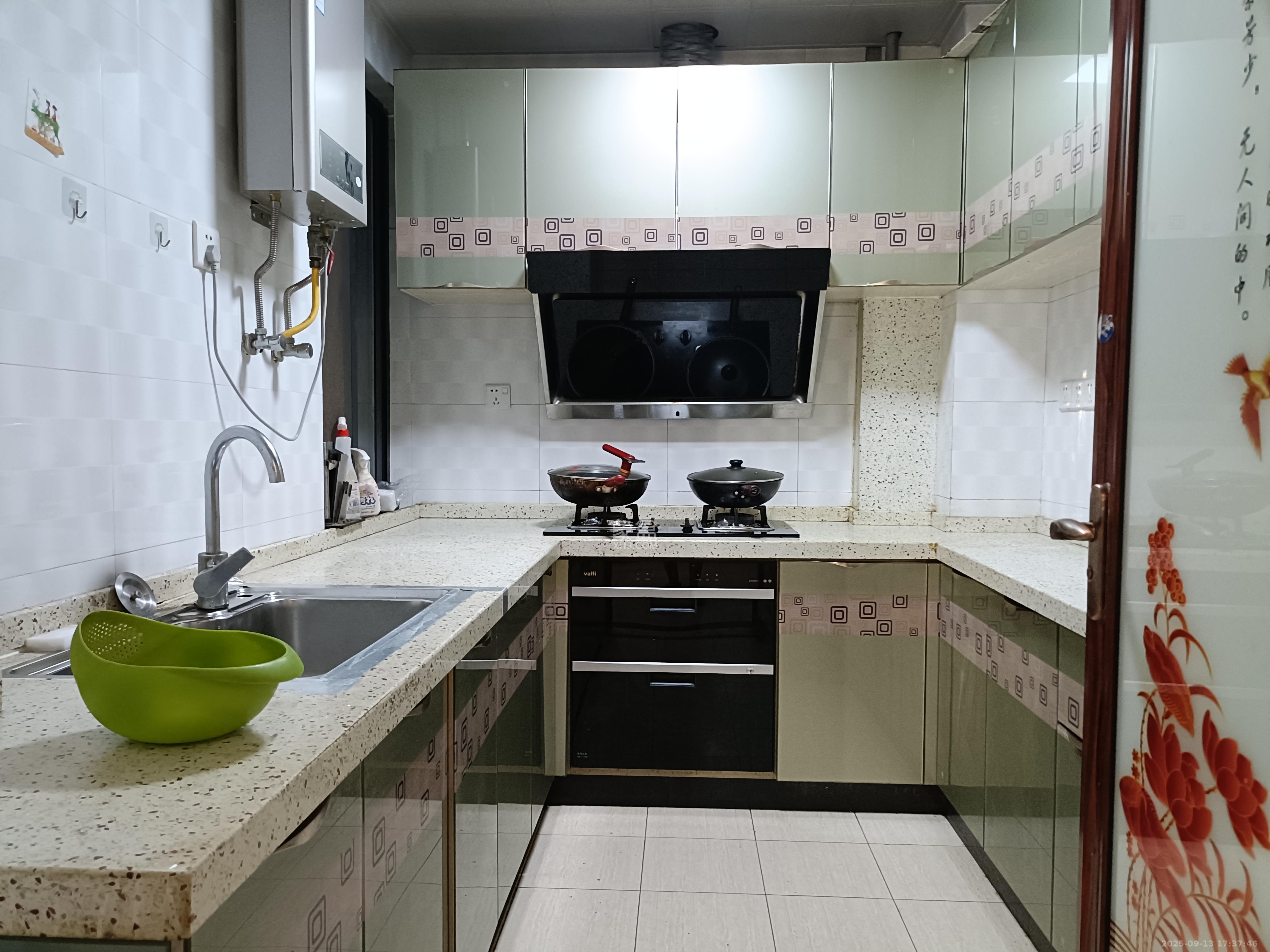 翡翠云天  3室1厅1卫    1800.0元/月室内图