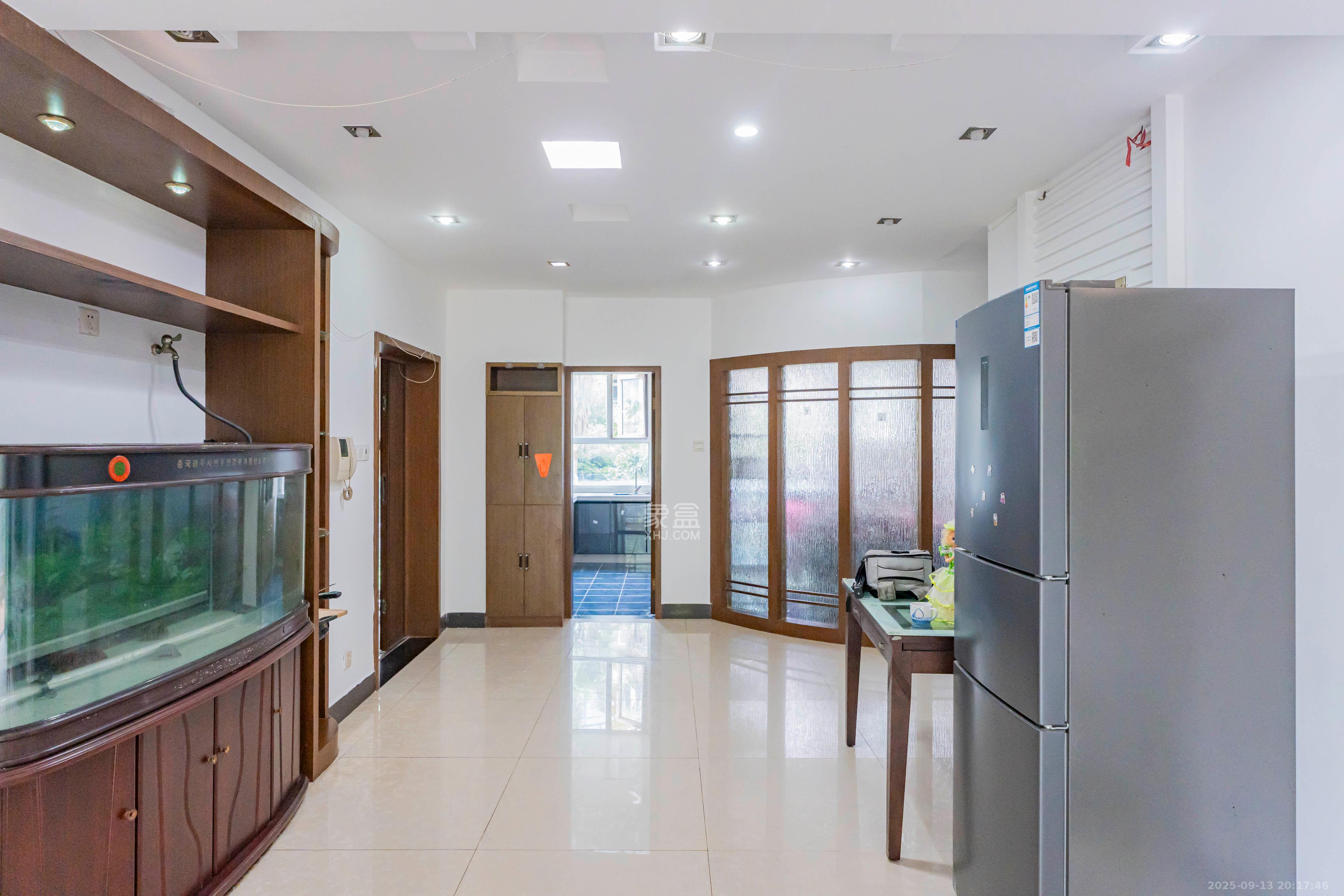 左岸春天  4室2厅2卫    128.0万客厅