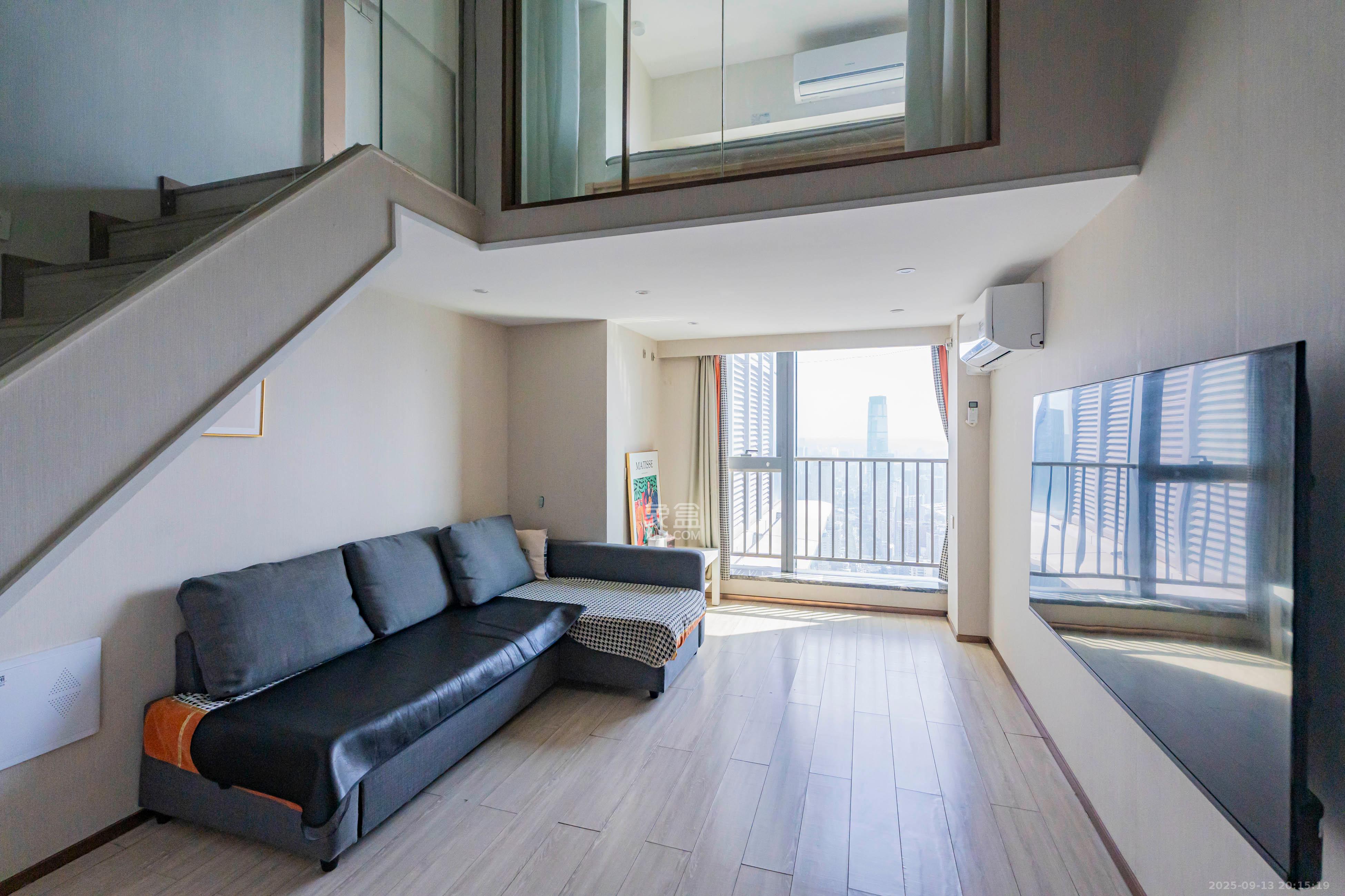 华远华时代  2室1厅1卫    55.0万客厅