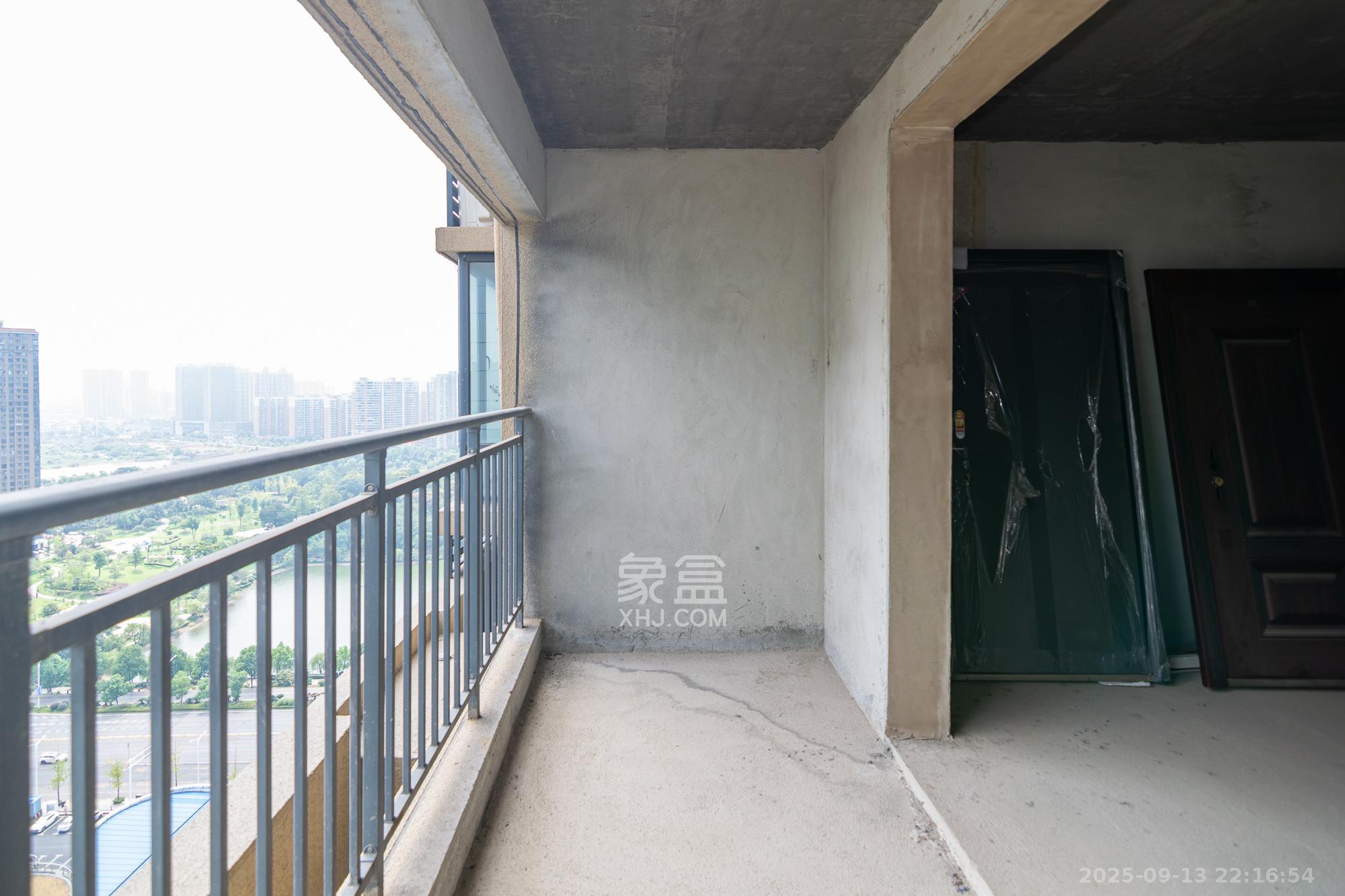 联诚雅郡 5室2厅2卫 98.0万 联诚雅郡 5室2厅2卫 98.0万阳台