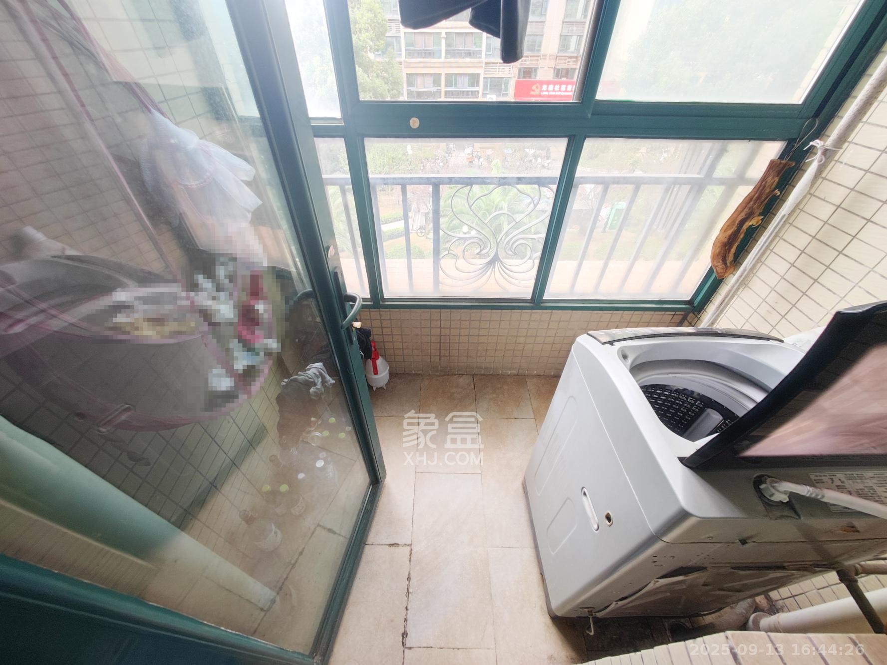 恒大城 3室2厅1卫 66.0万 恒大城 3室2厅1卫 66.0万阳台