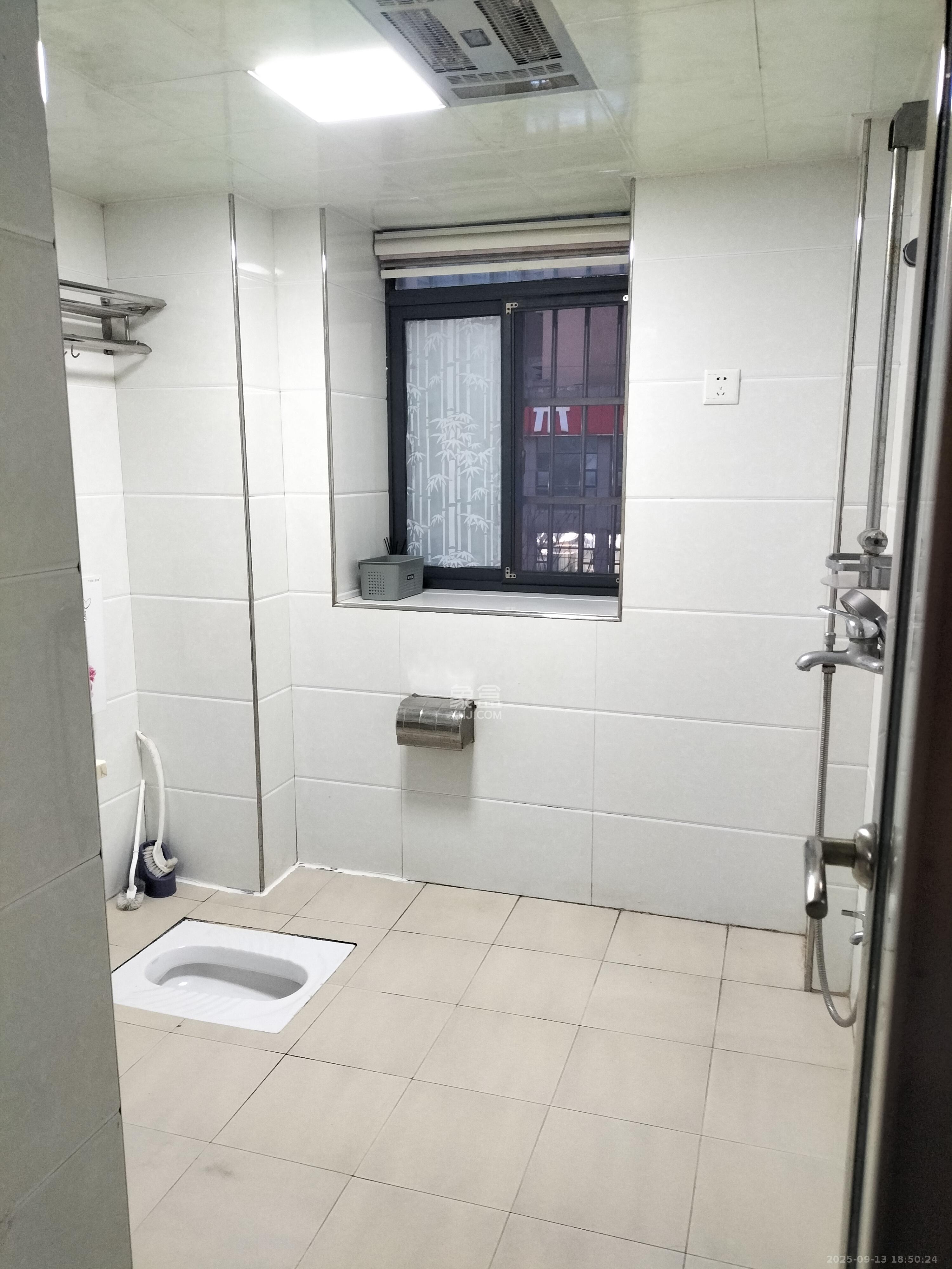 骑龙安置小区  3室2厅2卫    2200.0元/月室内图