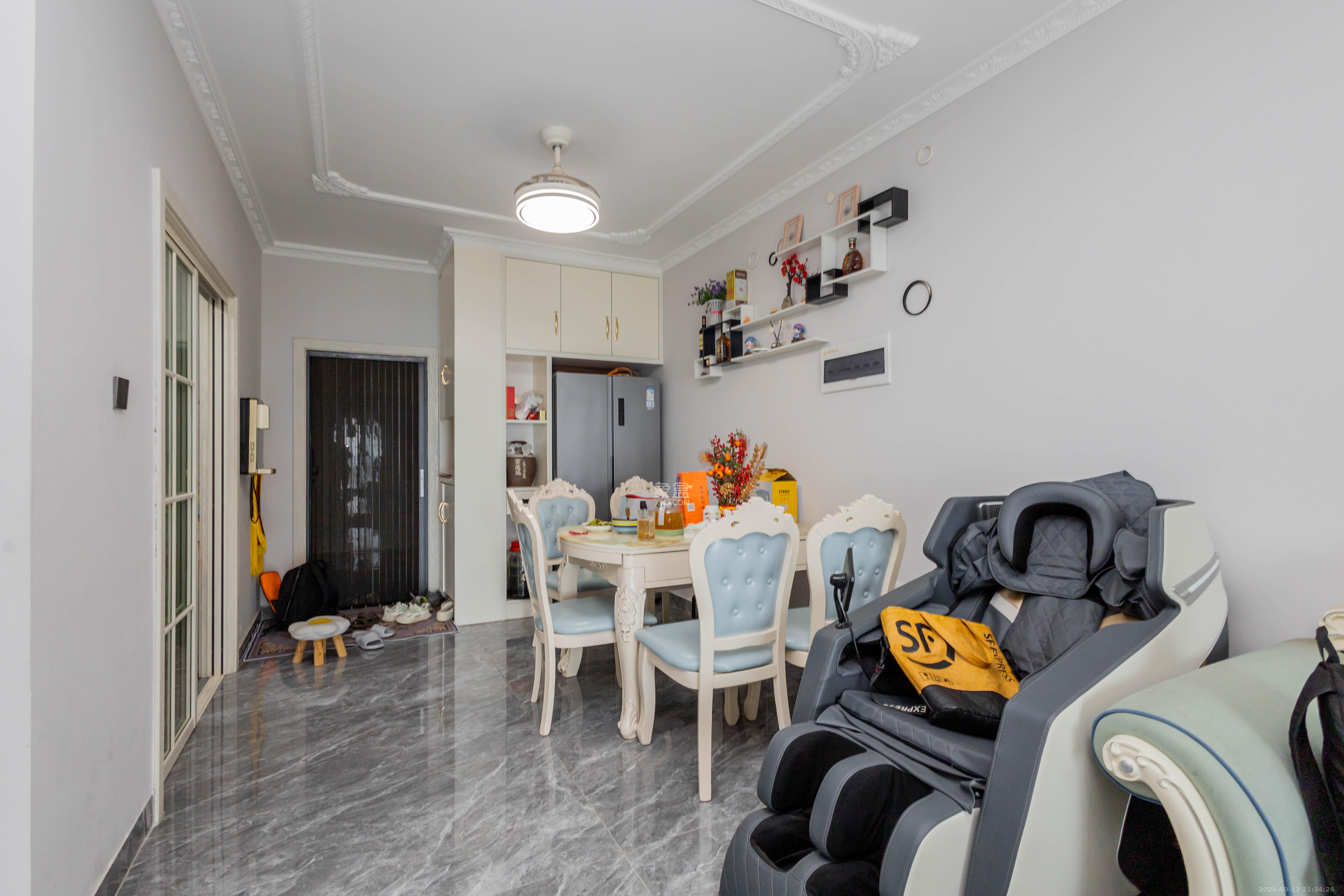 日盛湖湘花苑  3室2厅1卫    84.0万客厅