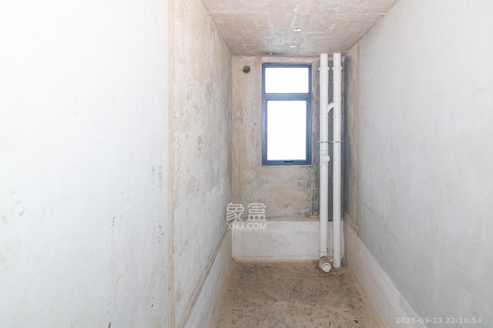 联诚雅郡 5室2厅2卫 98.0万 联诚雅郡 5室2厅2卫 98.0万卫生间