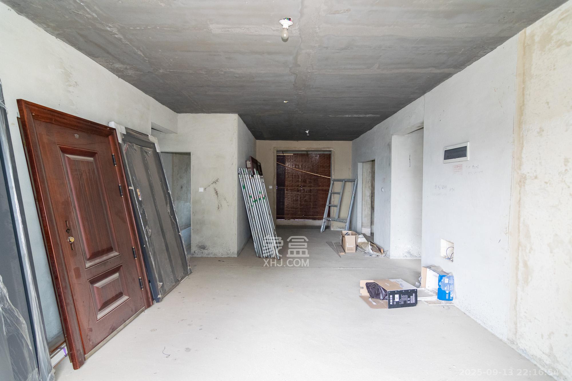 联诚雅郡 5室2厅2卫 98.0万 联诚雅郡 5室2厅2卫 98.0万客厅