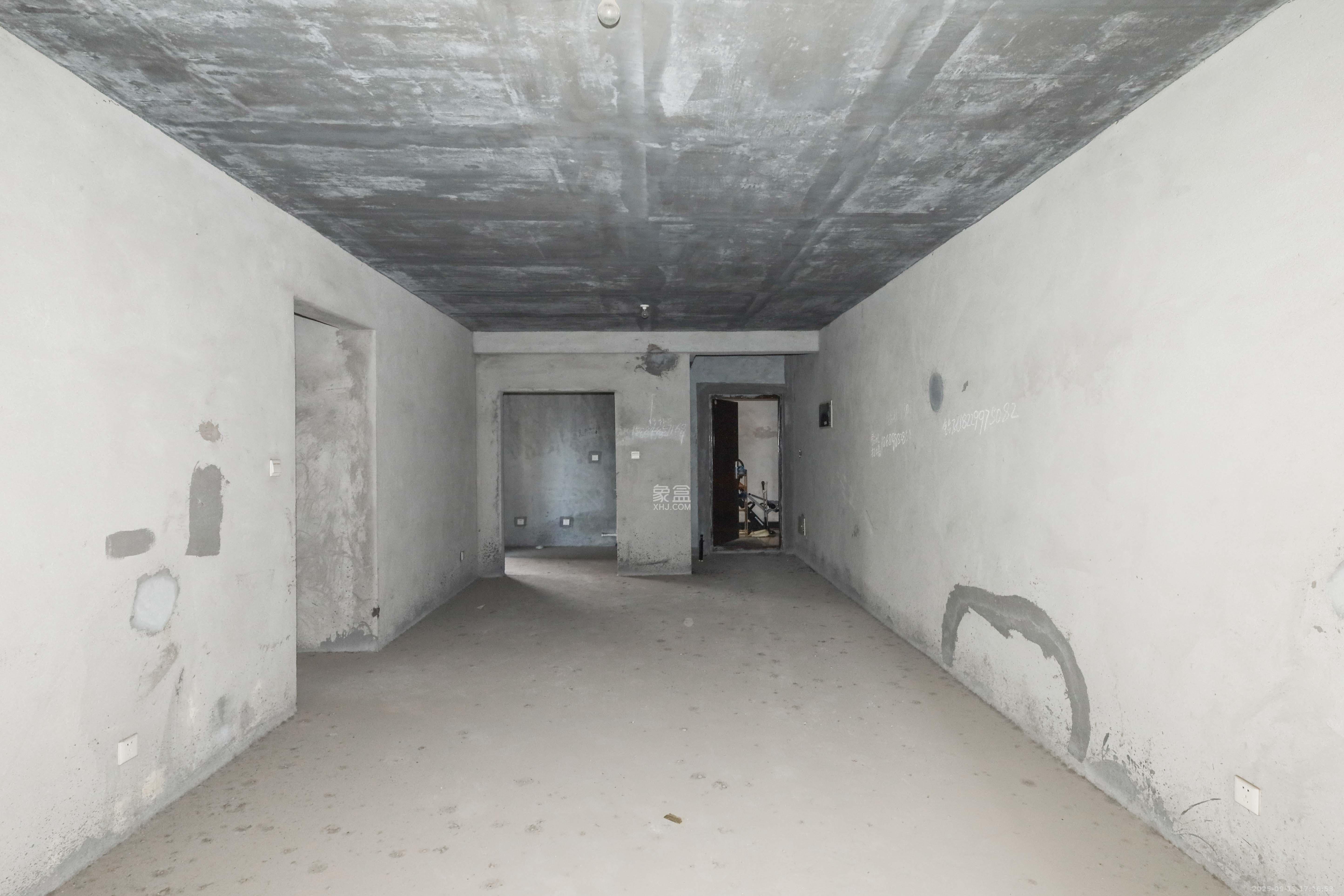 保利麓谷林语C区 3室2厅2卫 130.0万 保利麓谷林语C区 3室2厅2卫 130.0万客厅