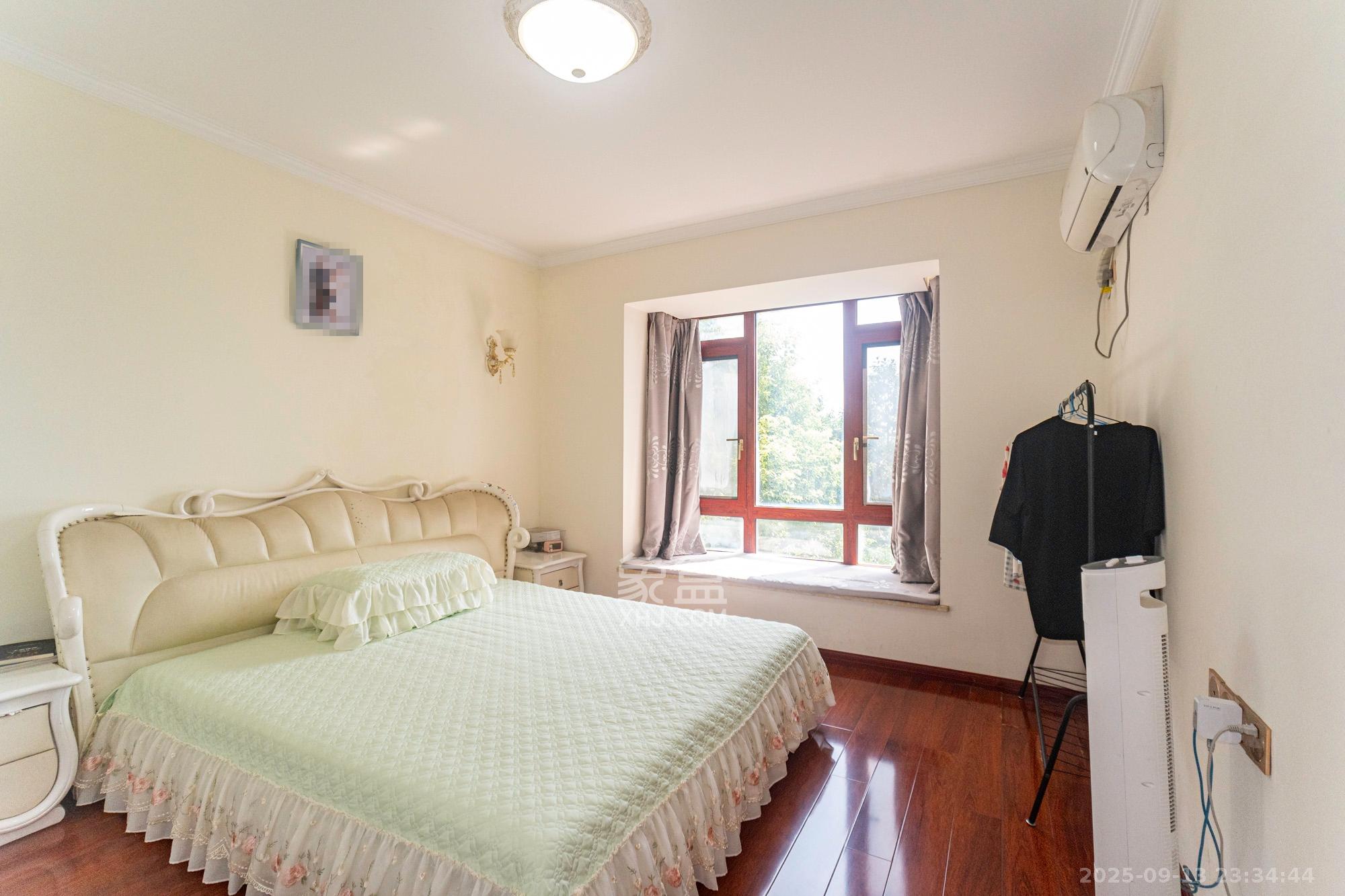 金色比华利  4室2厅2卫    109.5万卧室