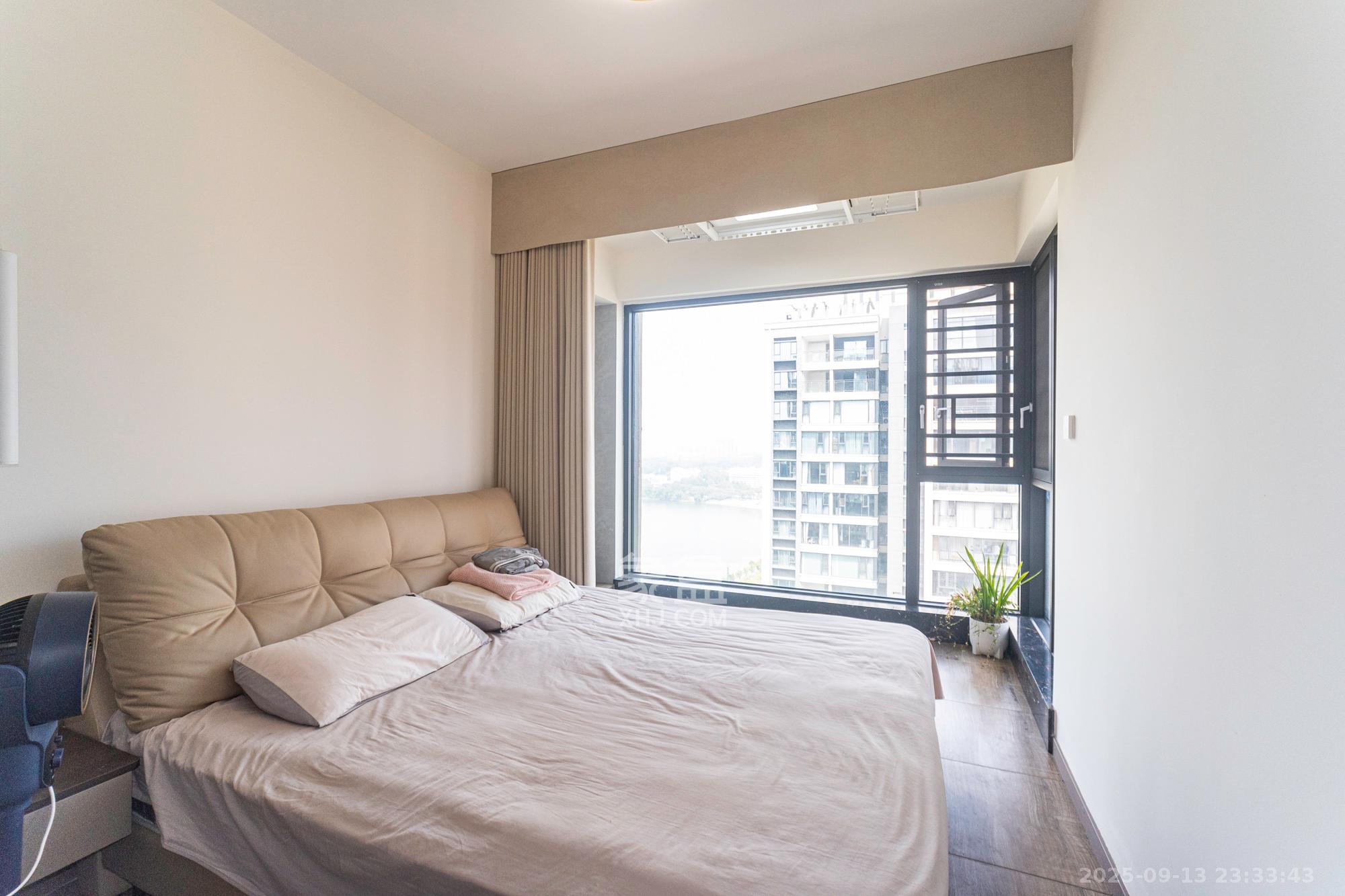 绿地V岛  4室2厅2卫    320.0万卧室