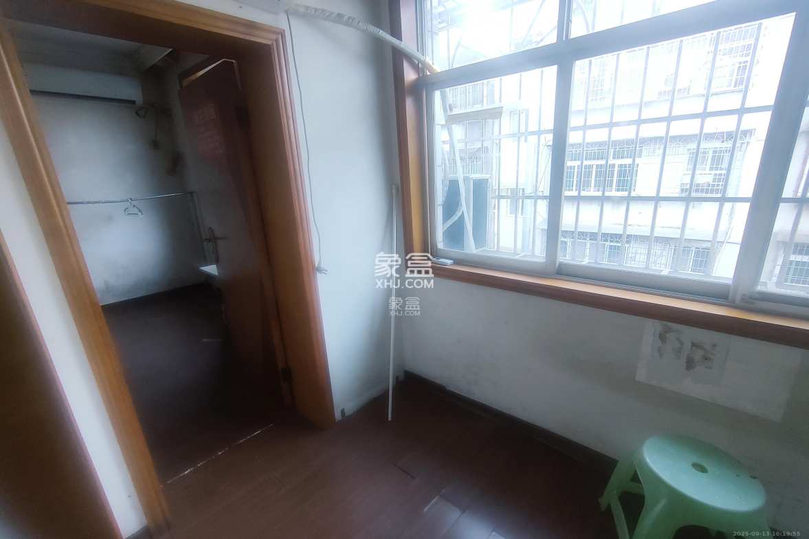 湘华公寓 5室2厅2卫 2600.0元/月 湘华公寓 5室2厅2卫 2600.0元/月室内图