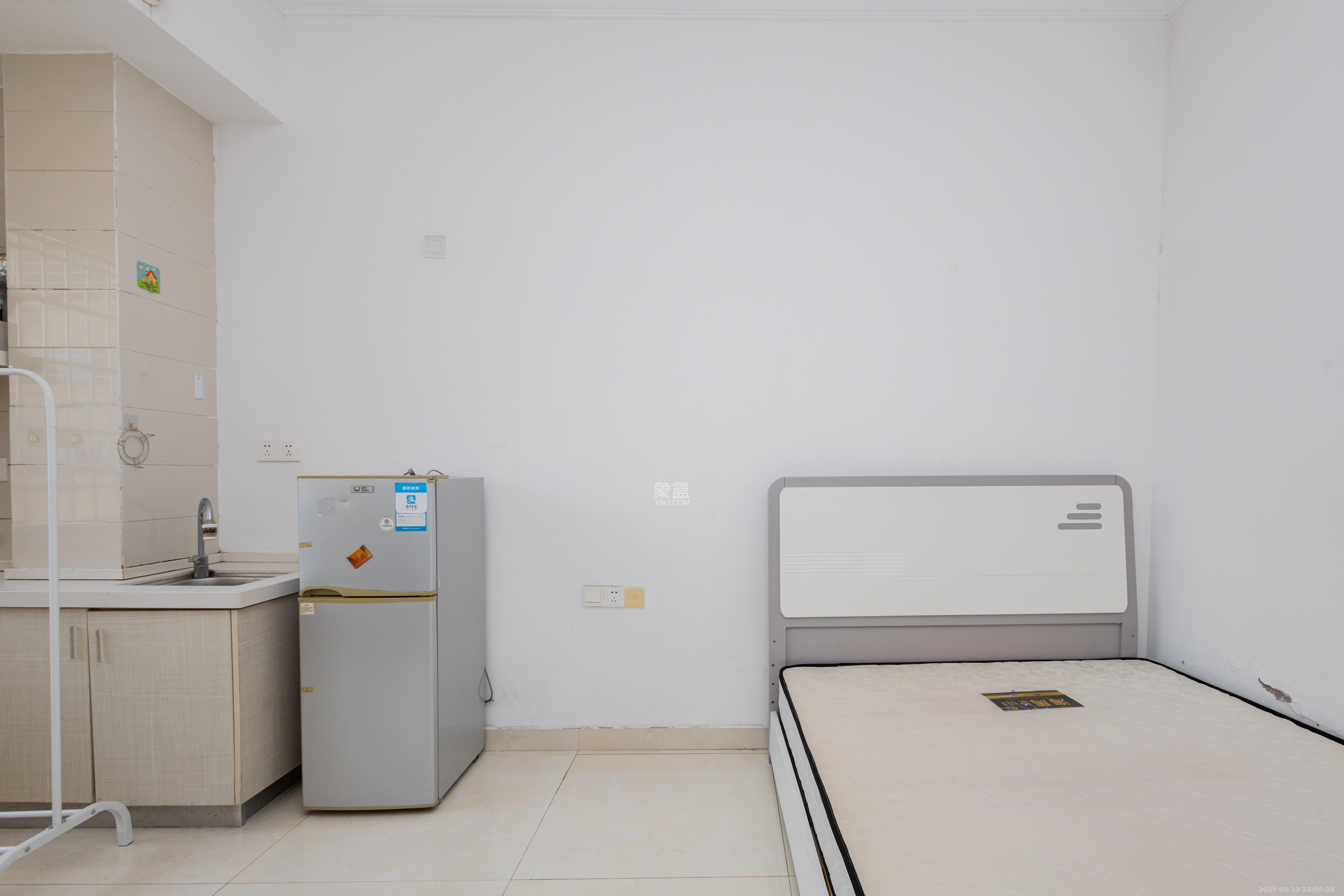 佐佑大厦 1室1厅1卫 13.0万 佐佑大厦 1室1厅1卫 13.0万客厅