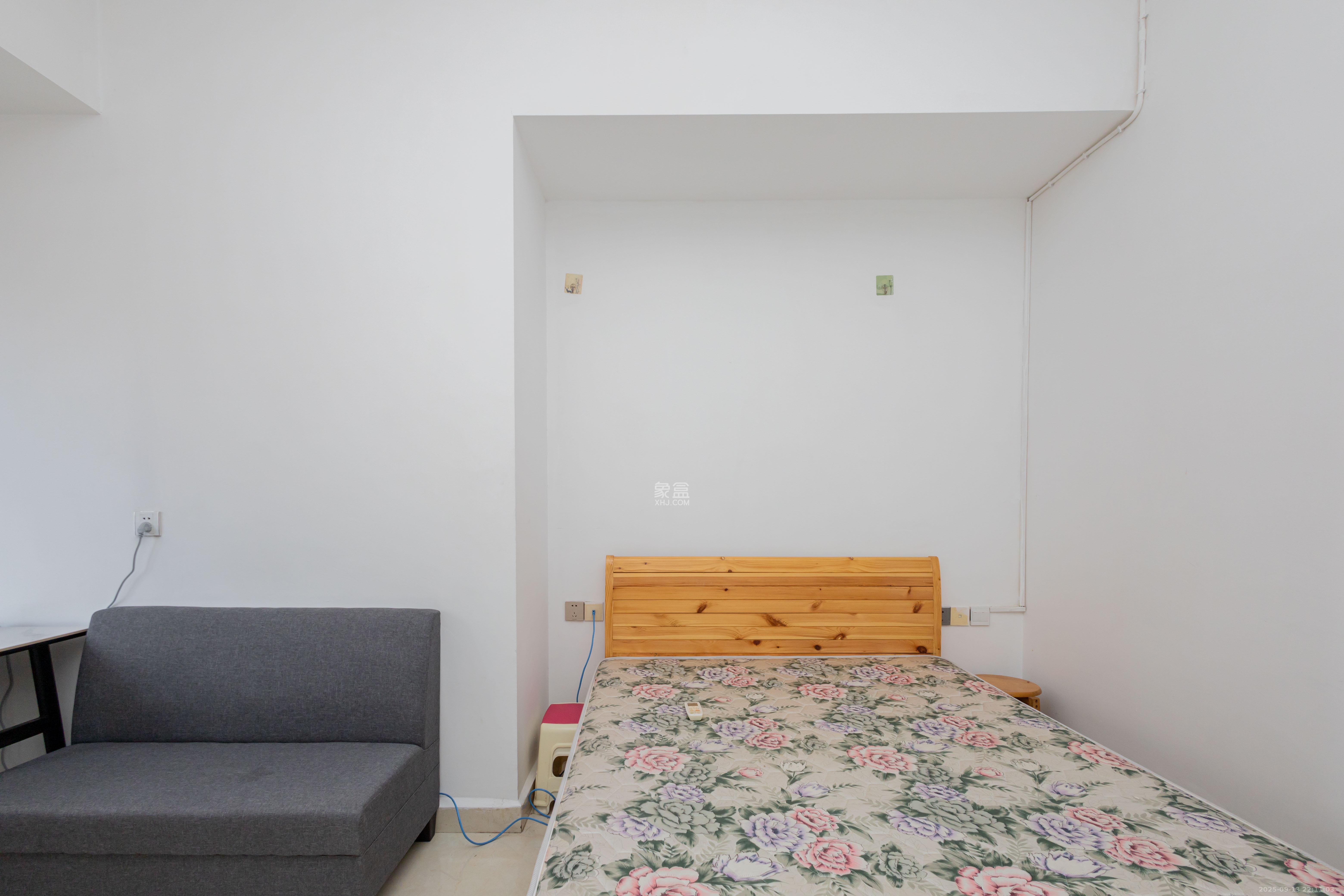 佐佑大厦 1室1厅1卫 14.8万 佐佑大厦 1室1厅1卫 14.8万客厅