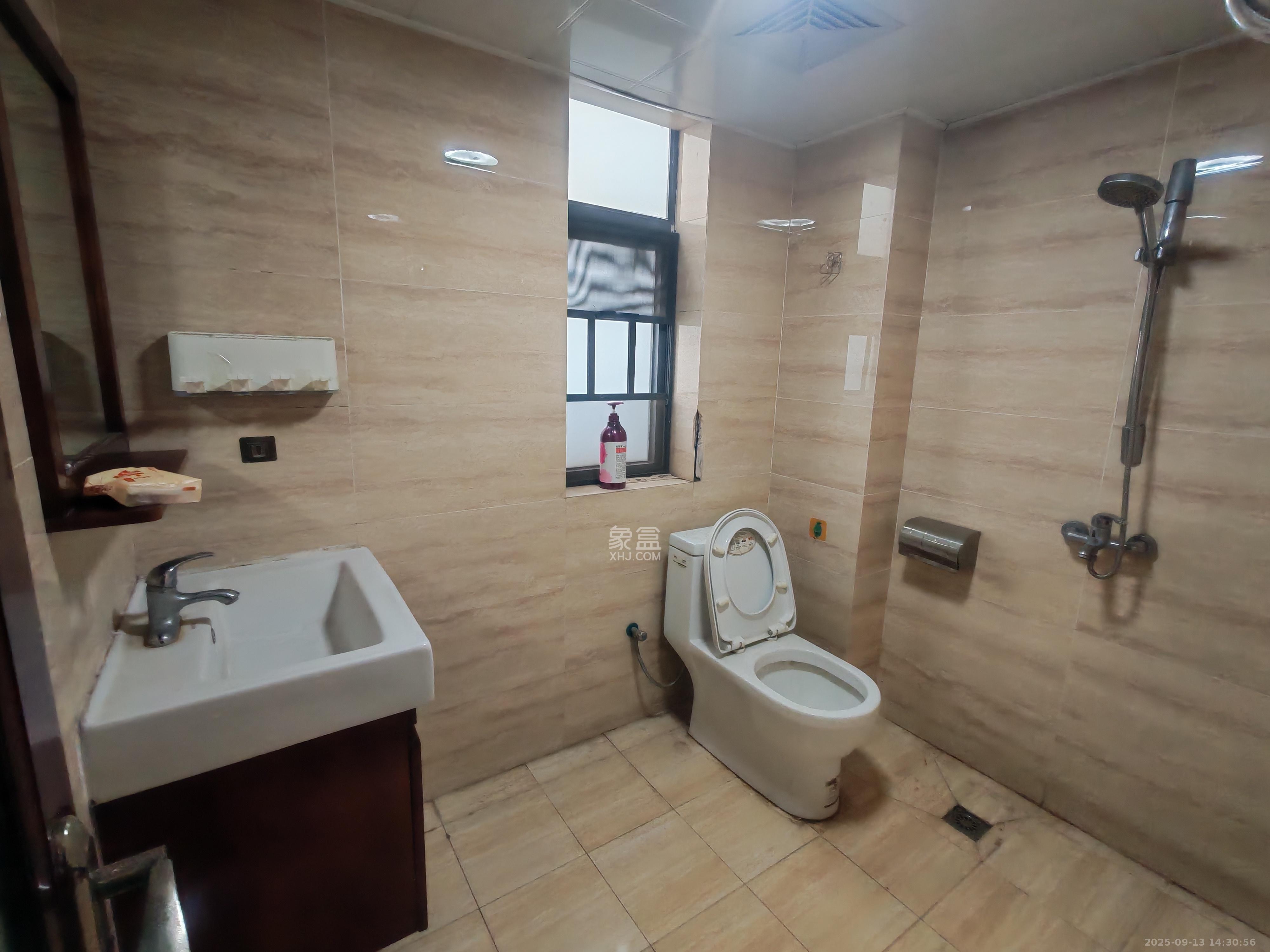 香樟兰亭（朗峰苑）  4室2厅2卫    2800.0元/月室内图