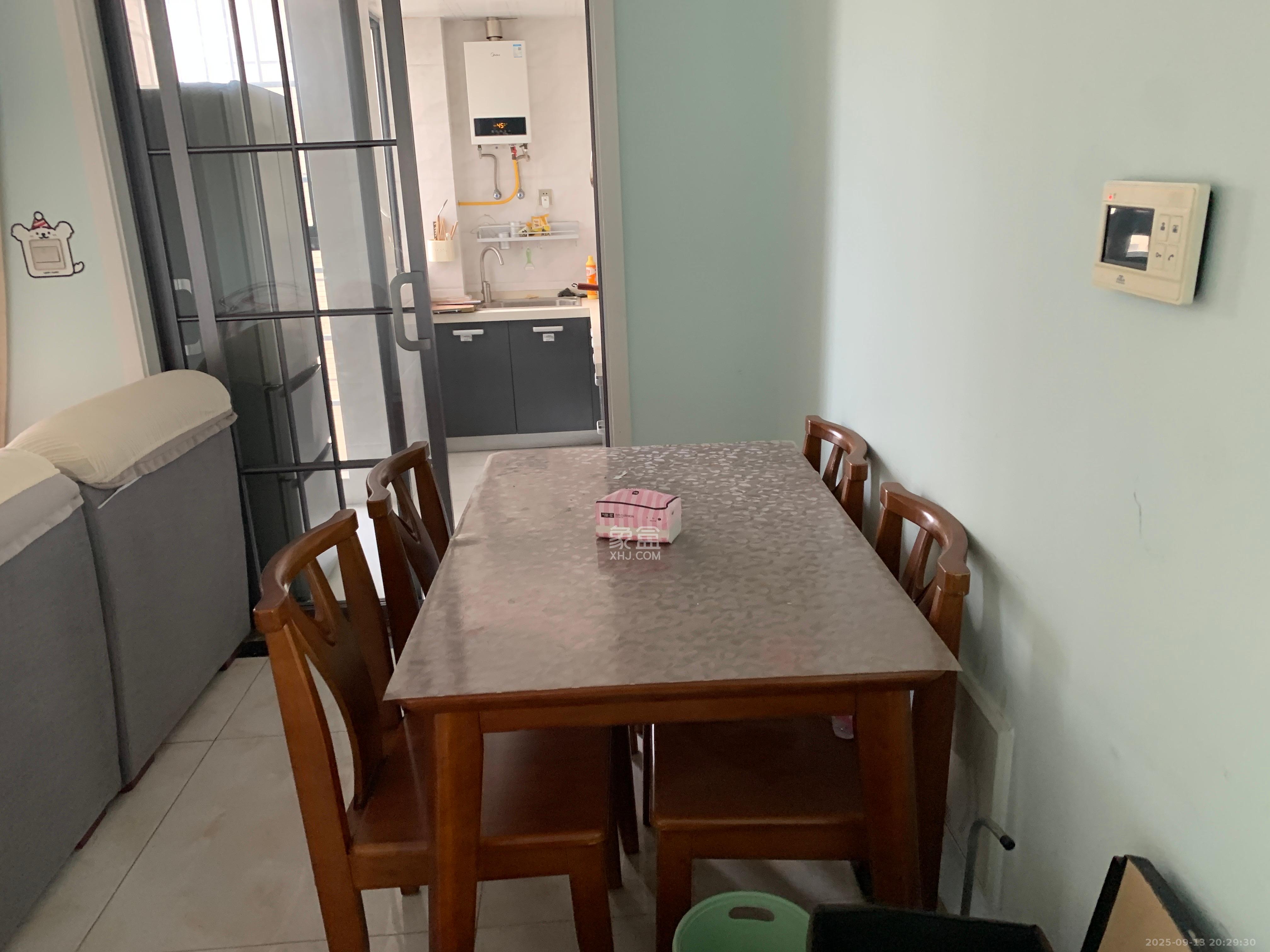 印山蓝色海岸 1室2厅1卫 2200.0元/月 印山蓝色海岸 1室2厅1卫 2200.0元/月室内图