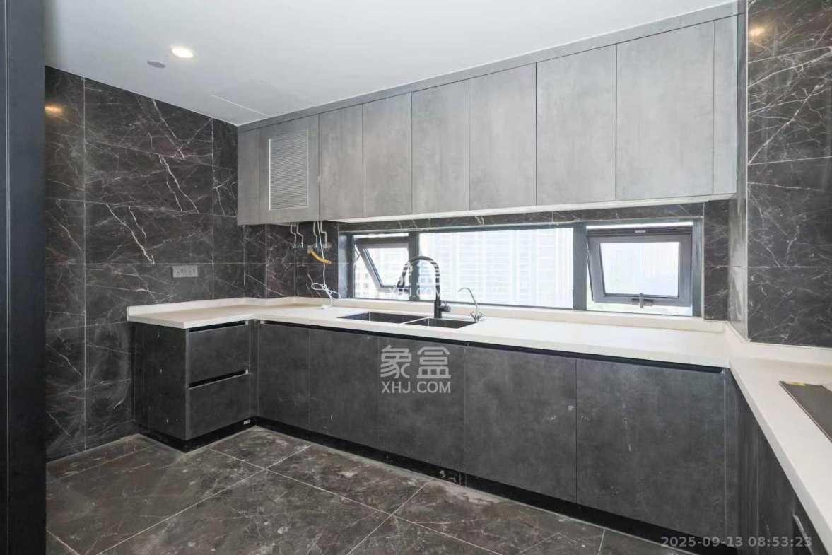 绿地麓云国际一期  5室2厅2卫    5000.0元/月 绿地麓云国际一期  5室2厅2卫    5000.0元/月室内图