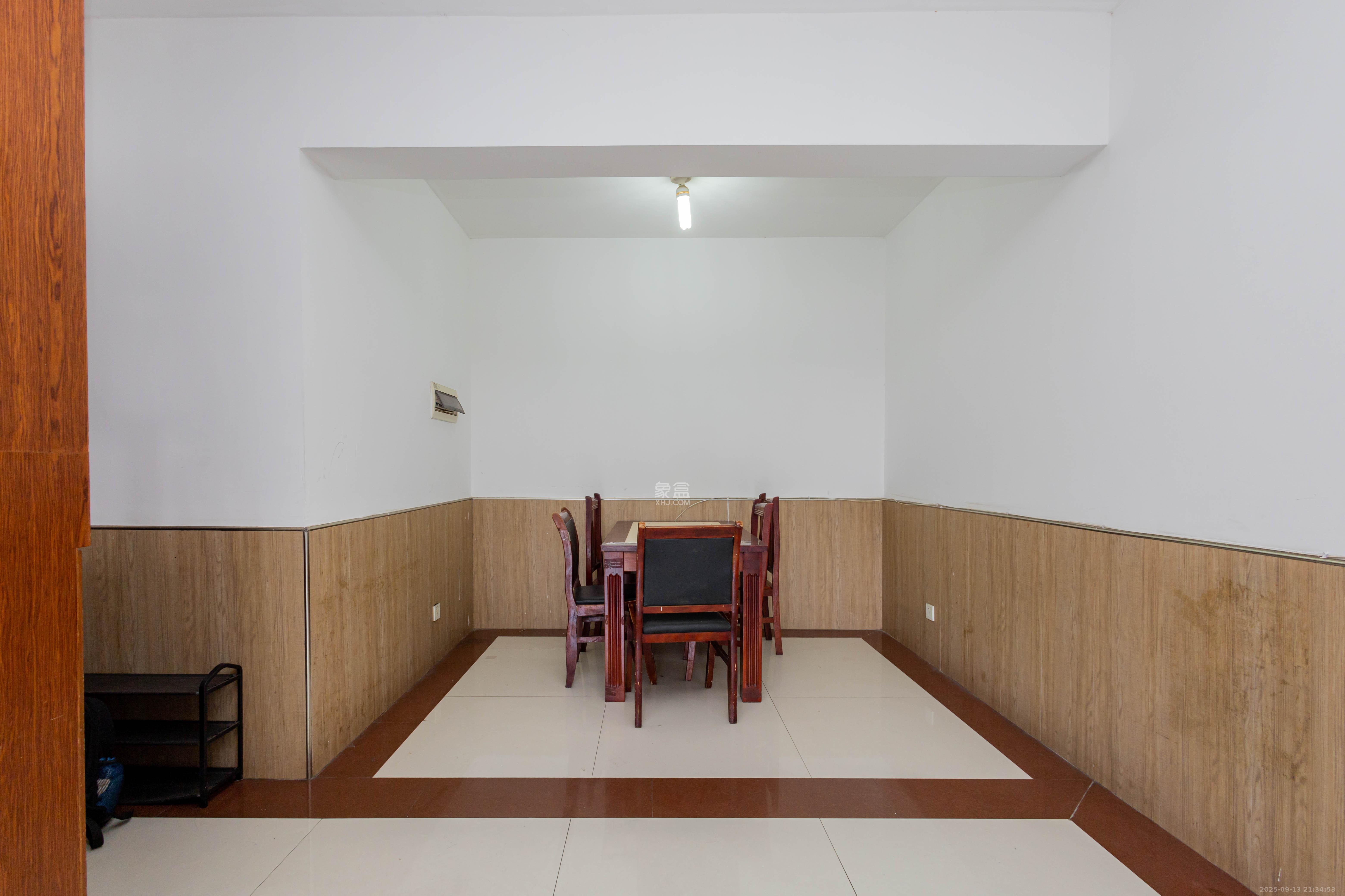 爵士湘  3室2厅1卫    48.0万 爵士湘  3室2厅1卫    48.0万客厅