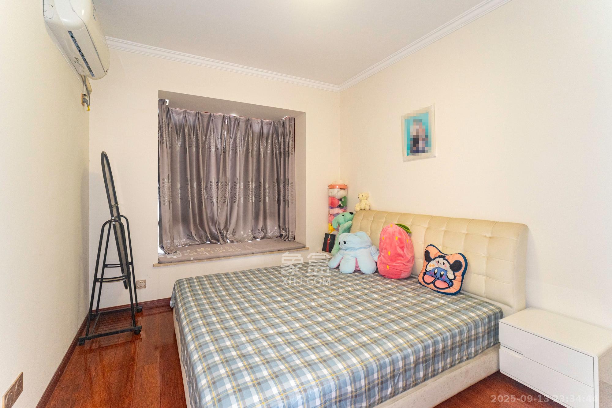 金色比华利  4室2厅2卫    109.5万卧室