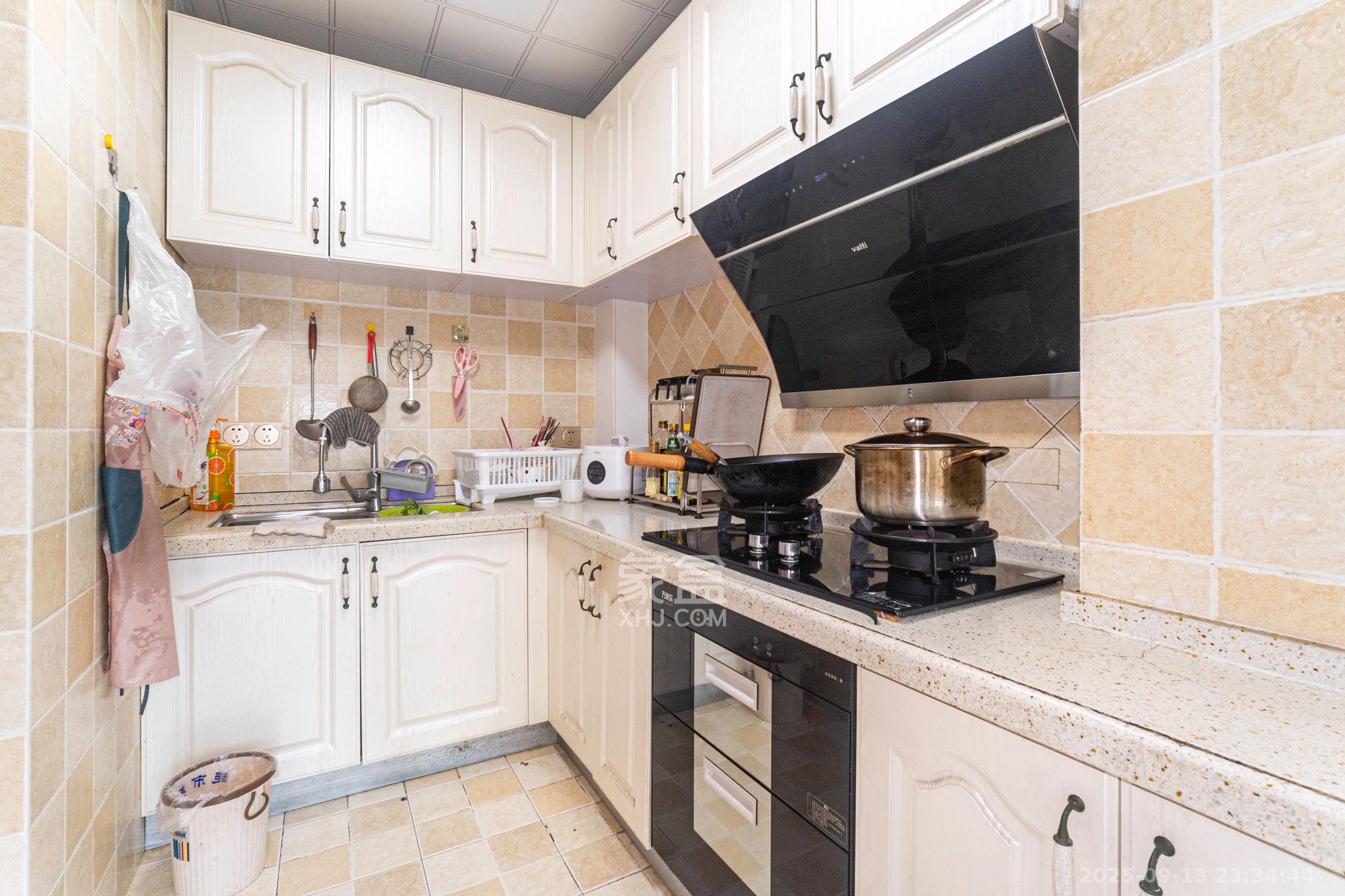 金色比华利  4室2厅2卫    109.5万厨房