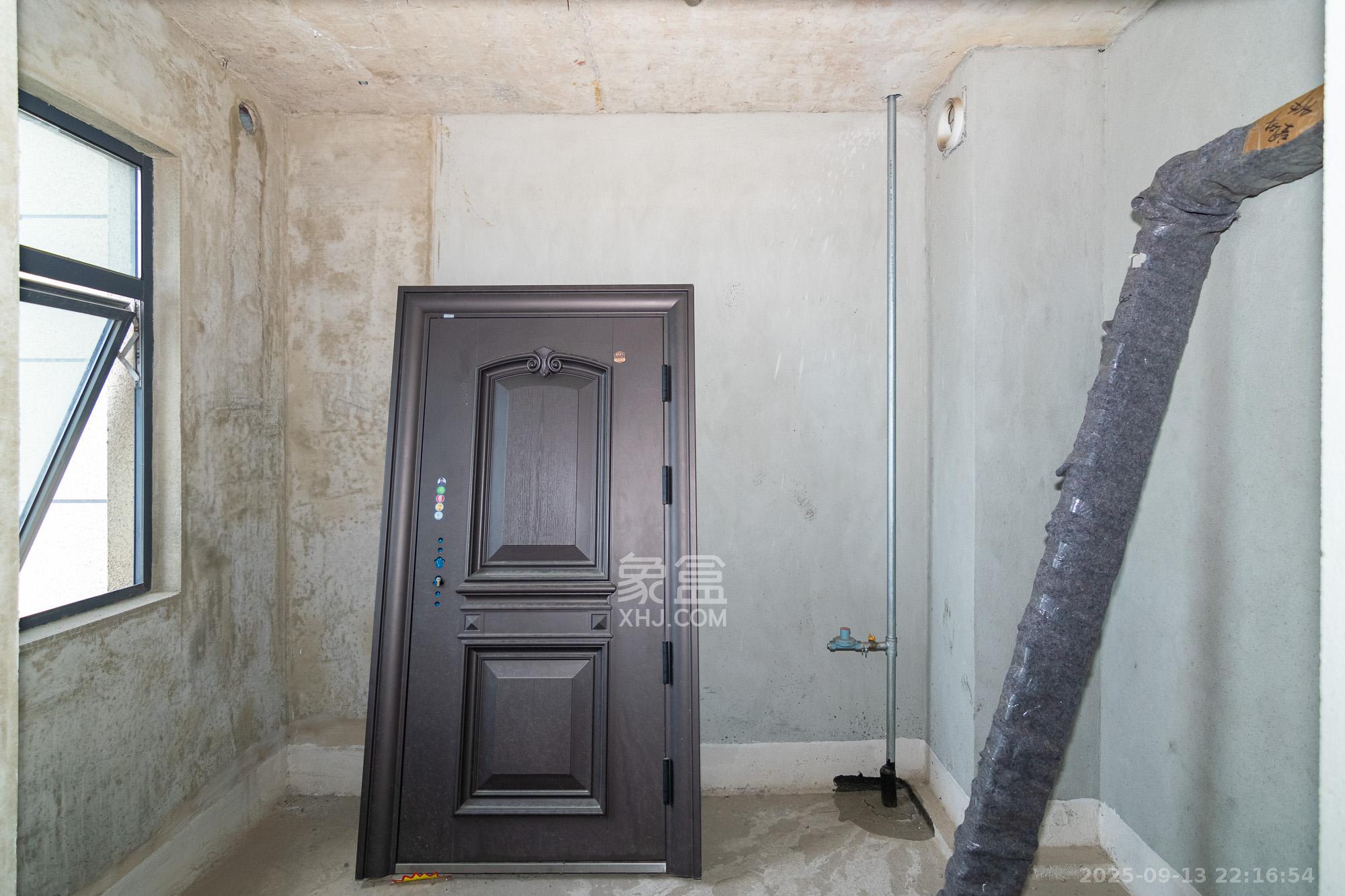 联诚雅郡 5室2厅2卫 98.0万 联诚雅郡 5室2厅2卫 98.0万厨房