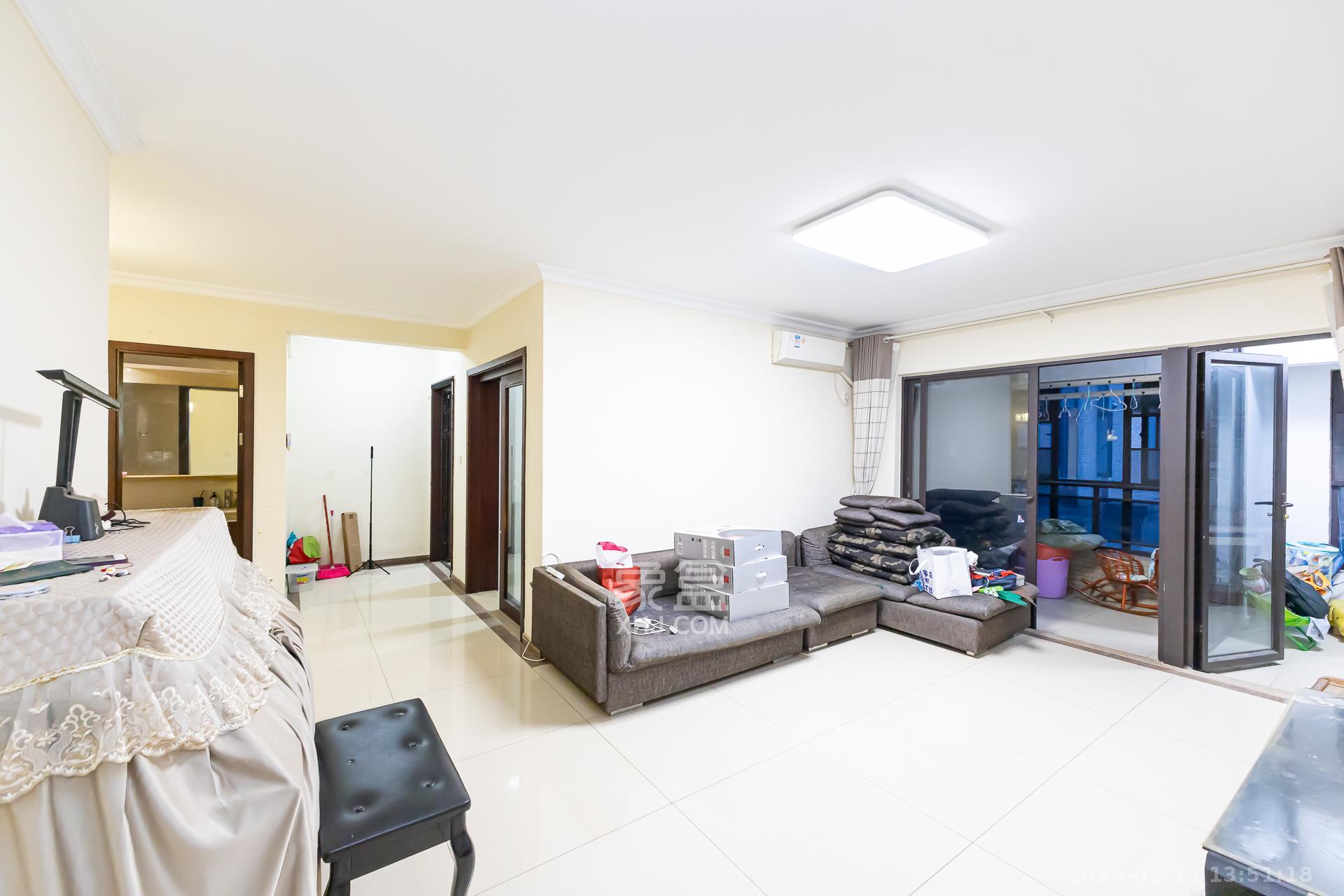 时代倾城一期 3室2厅2卫 71.0万 时代倾城一期 3室2厅2卫 71.0万客厅