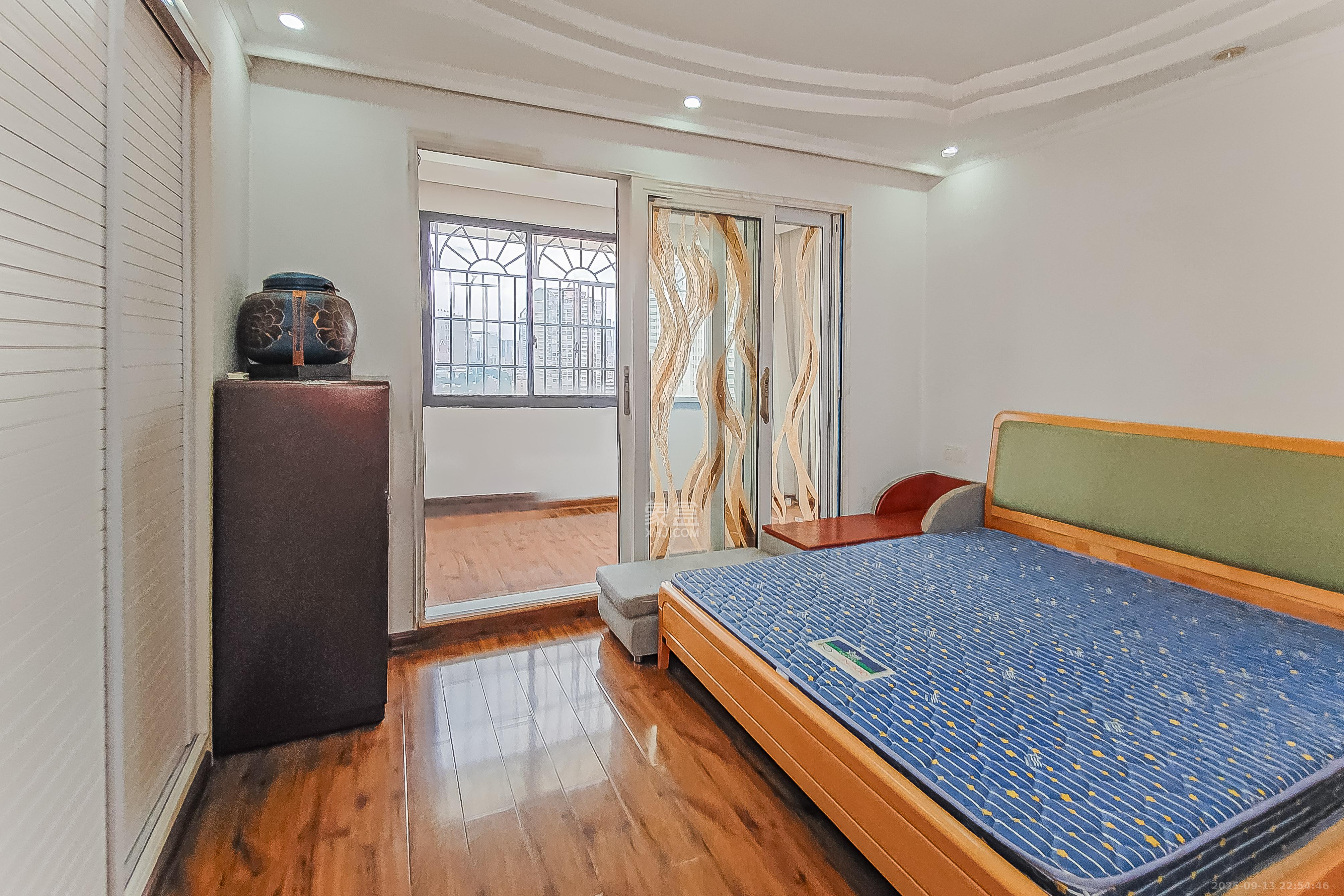 湘凯石化大厦  4室2厅2卫    140.0万 湘凯石化大厦  4室2厅2卫    140.0万卧室