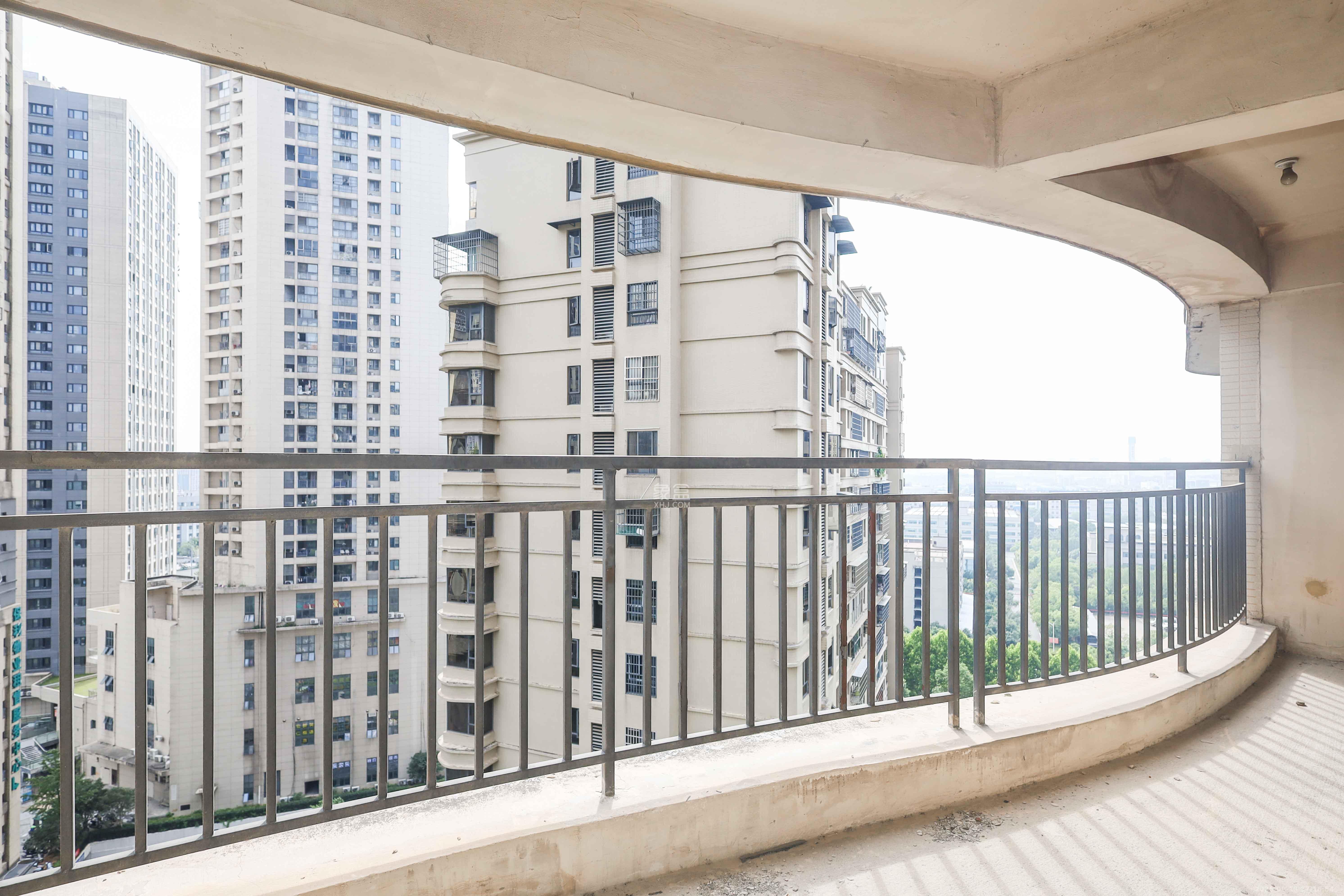 保利麓谷林语C区 3室2厅2卫 130.0万 保利麓谷林语C区 3室2厅2卫 130.0万阳台