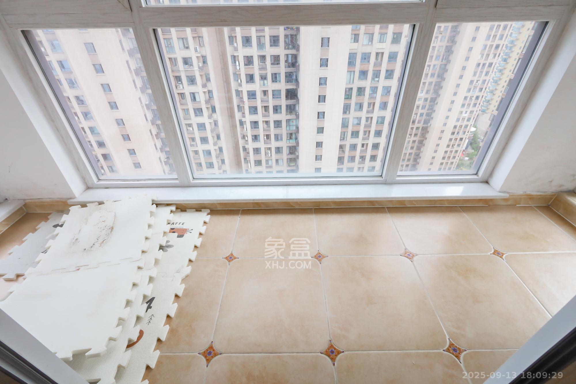 世茂外滩里(世茂铂翠湾三期) 3室2厅1卫 165.0万 世茂外滩里(世茂铂翠湾三期) 3室2厅1卫 165.0万阳台