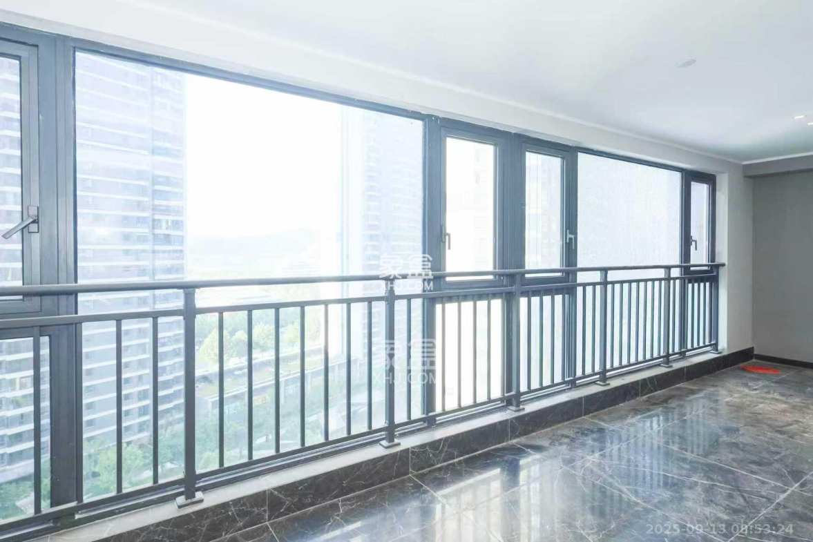 绿地麓云国际一期  5室2厅2卫    5000.0元/月 绿地麓云国际一期  5室2厅2卫    5000.0元/月室内图