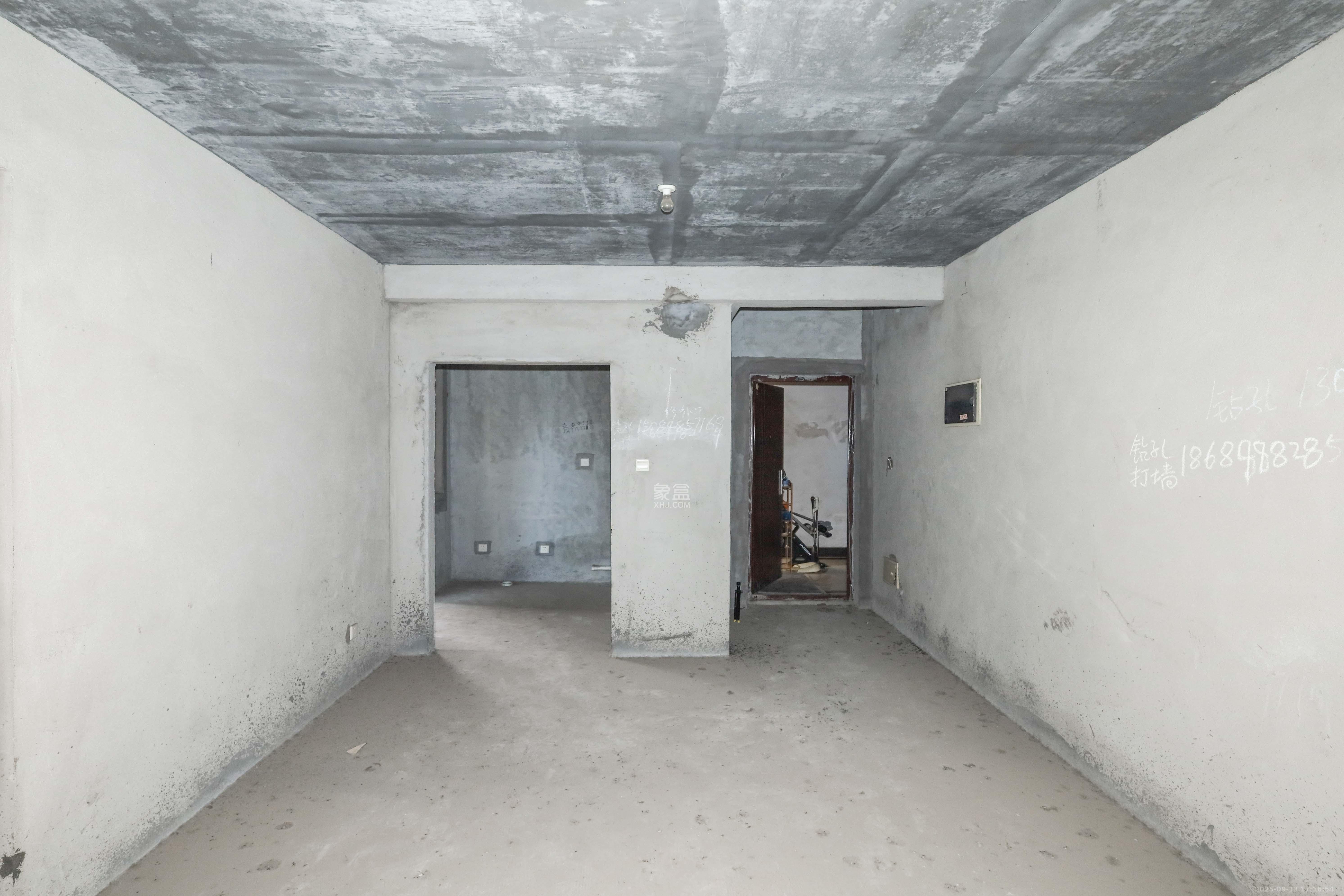 保利麓谷林语C区 3室2厅2卫 130.0万 保利麓谷林语C区 3室2厅2卫 130.0万客厅