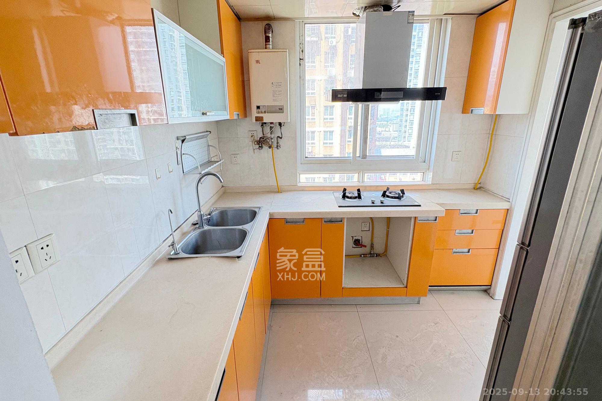 君临天厦  3室2厅1卫    150.0万 君临天厦  3室2厅1卫    150.0万厨房