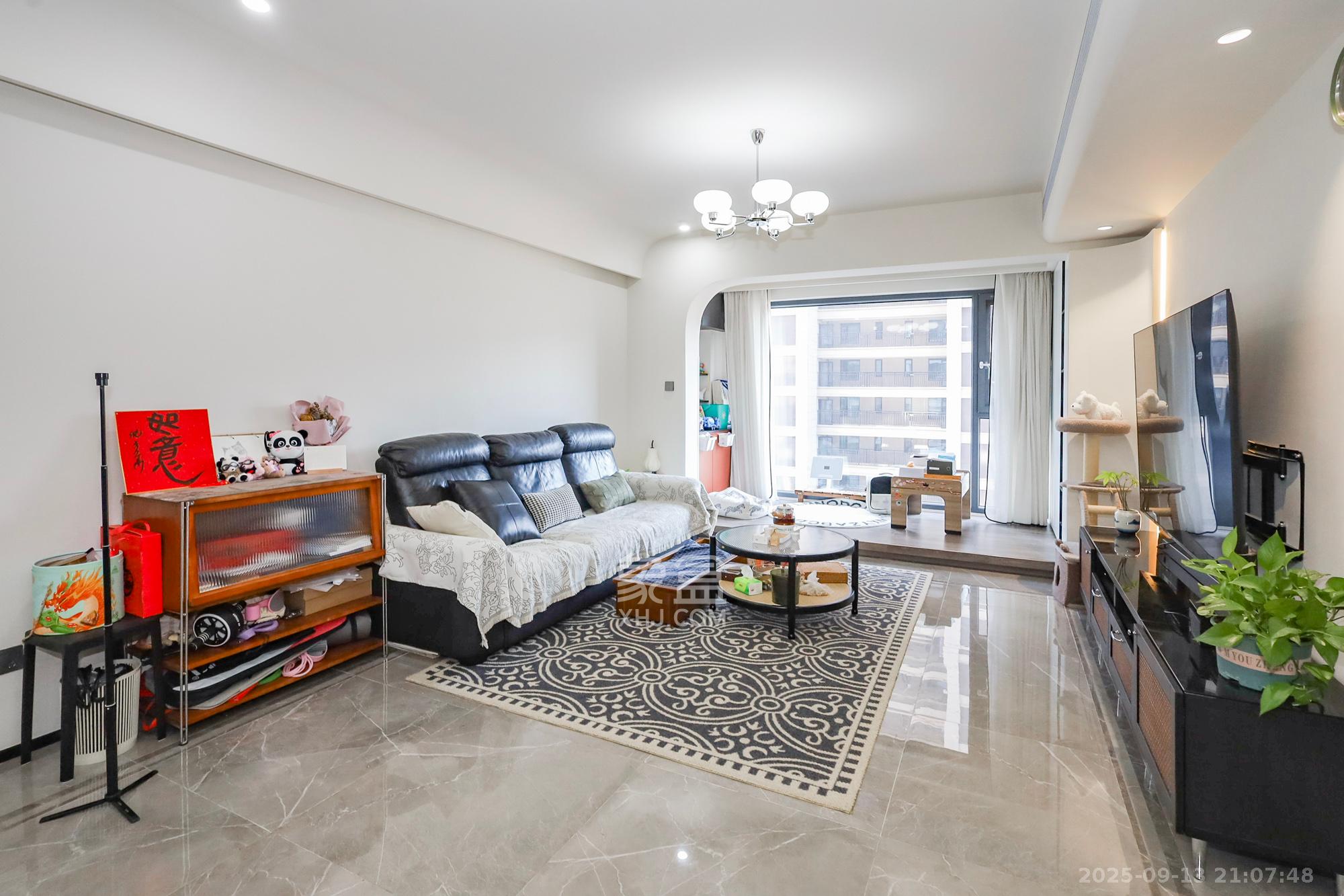 金茂建发泊悦  4室2厅2卫    199.0万客厅