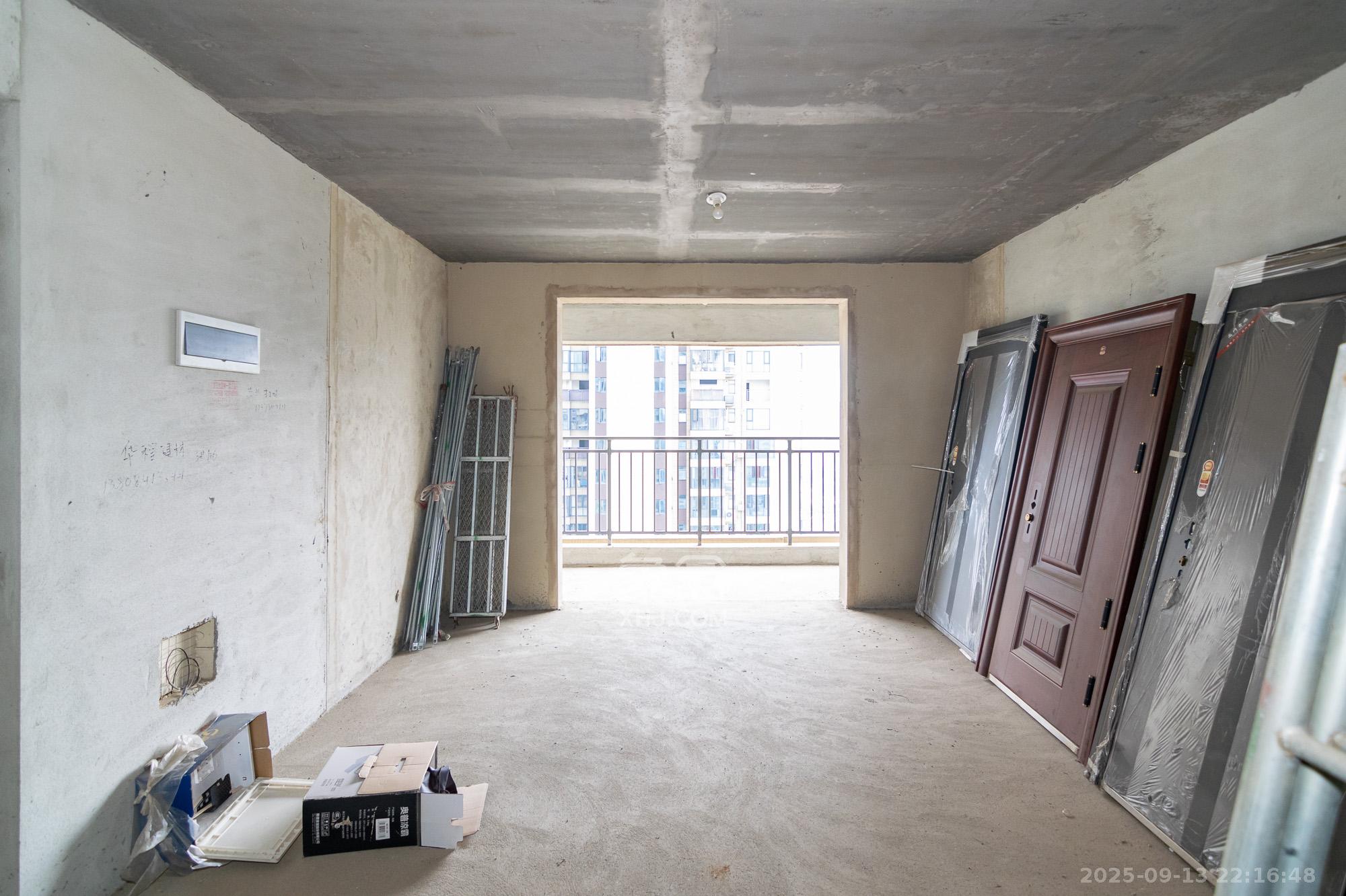 联诚雅郡 5室2厅2卫 98.0万 联诚雅郡 5室2厅2卫 98.0万客厅