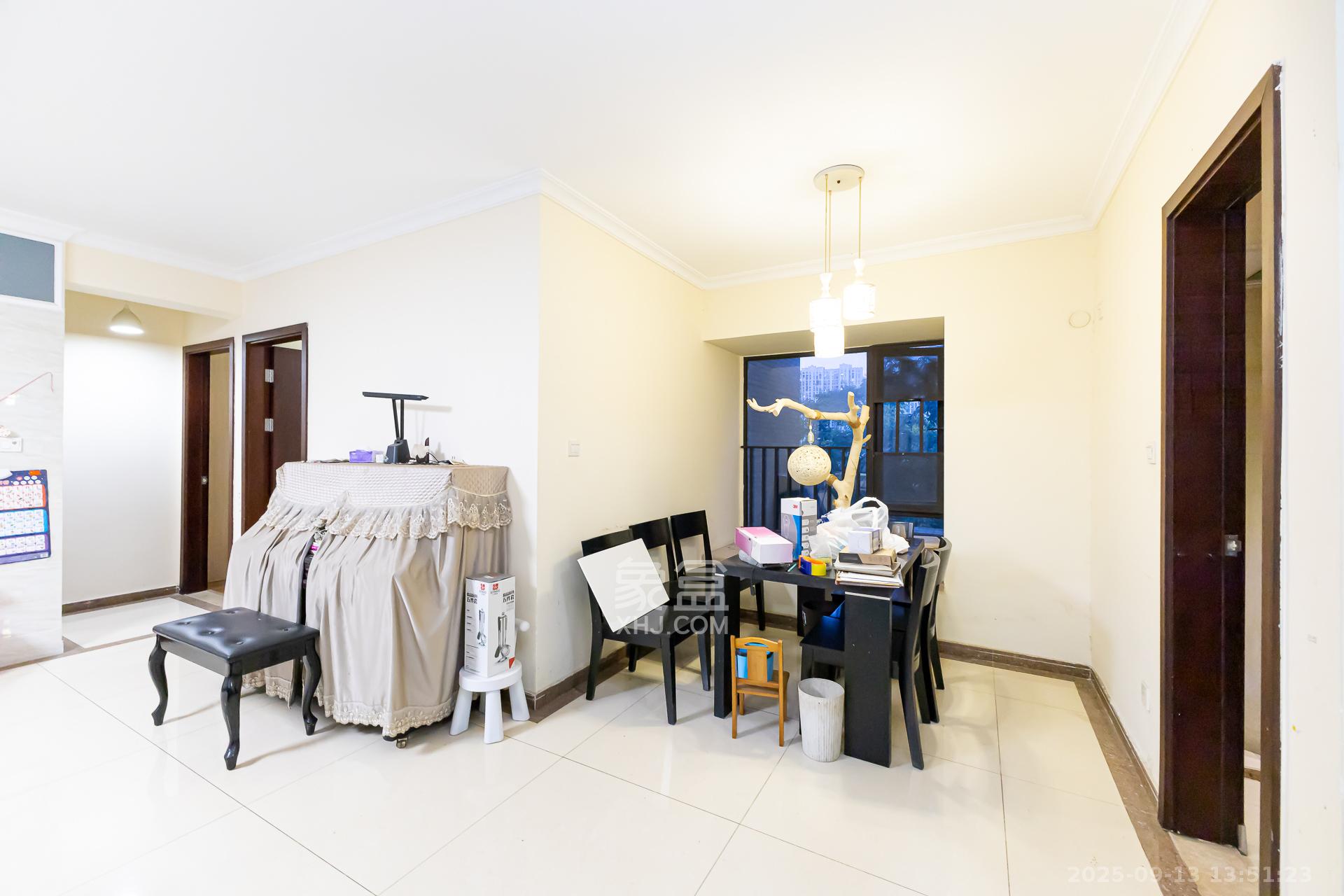 时代倾城一期 3室2厅2卫 71.0万 时代倾城一期 3室2厅2卫 71.0万客厅