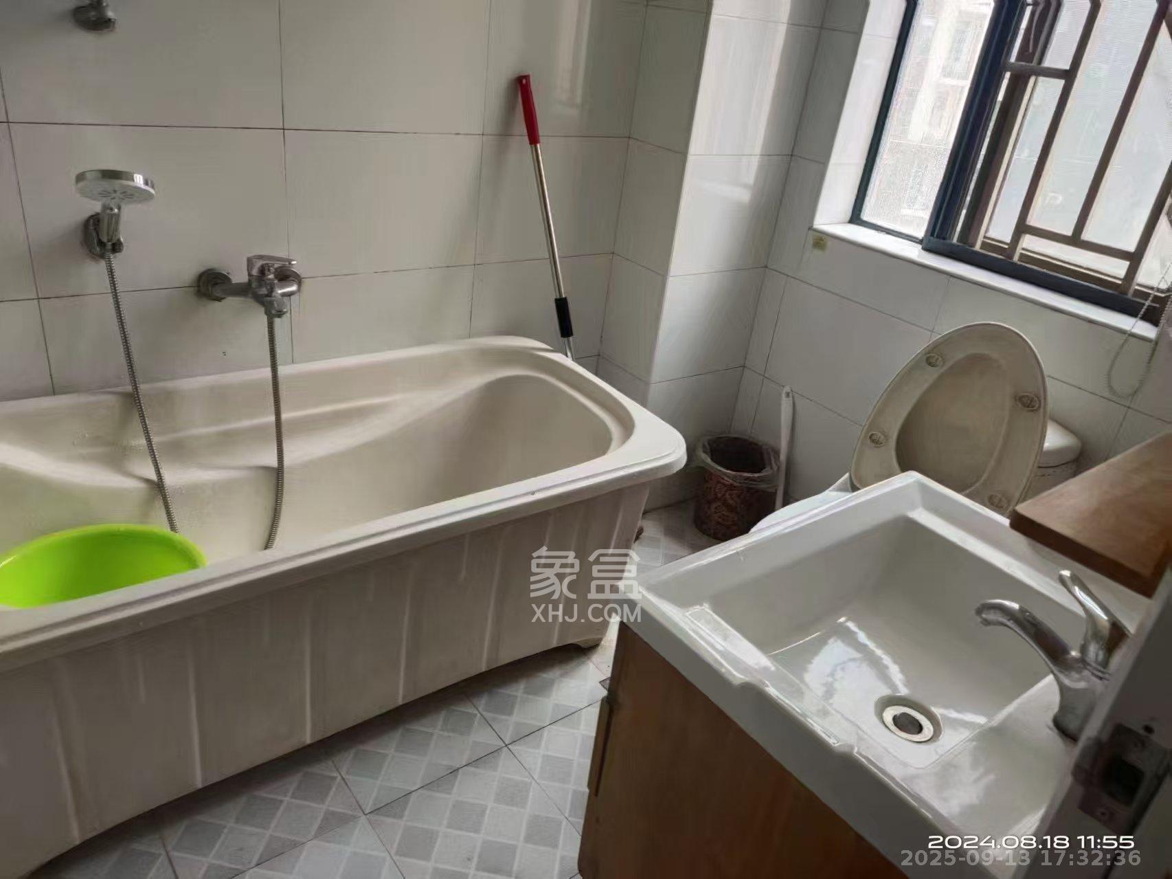 枫华府第 3室2厅1卫 2000.0元/月 枫华府第 3室2厅1卫 2000.0元/月室内图