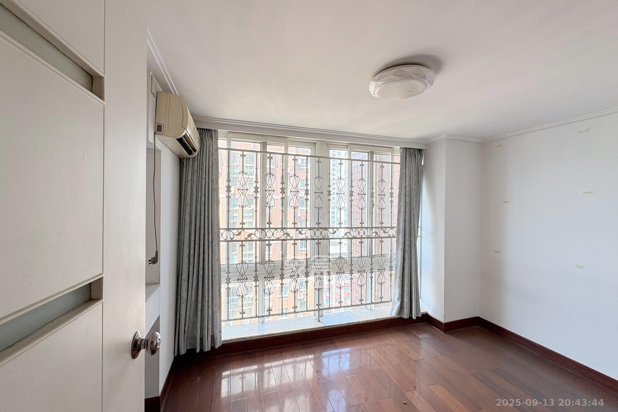 君临天厦  3室2厅1卫    150.0万 君临天厦  3室2厅1卫    150.0万卧室