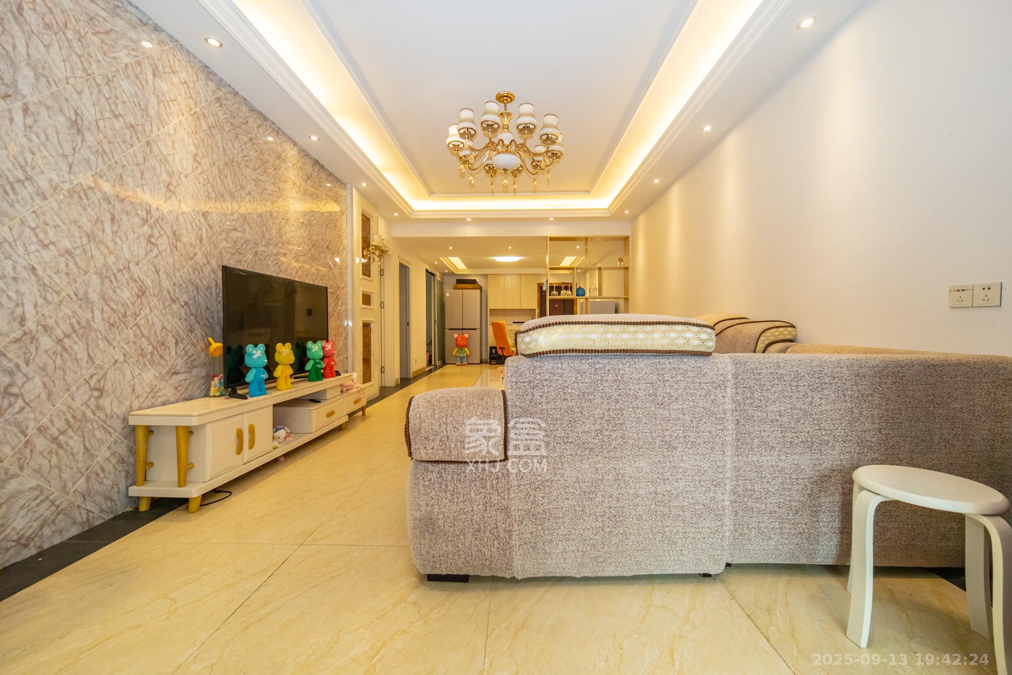 悦湖山  3室2厅1卫    69.0万客厅