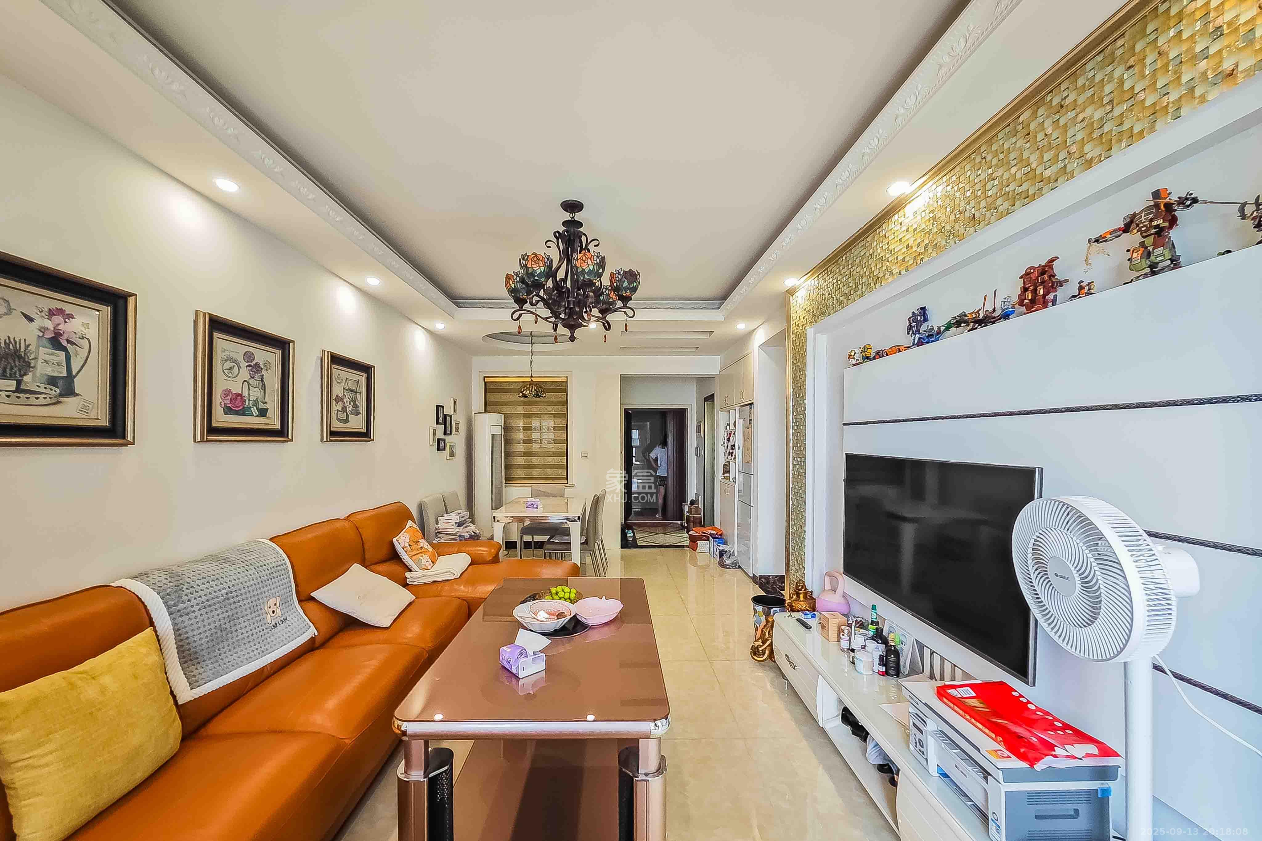 兴旺正佳广场(金石雅苑) 3室2厅1卫 95.0万 兴旺正佳广场(金石雅苑) 3室2厅1卫 95.0万客厅