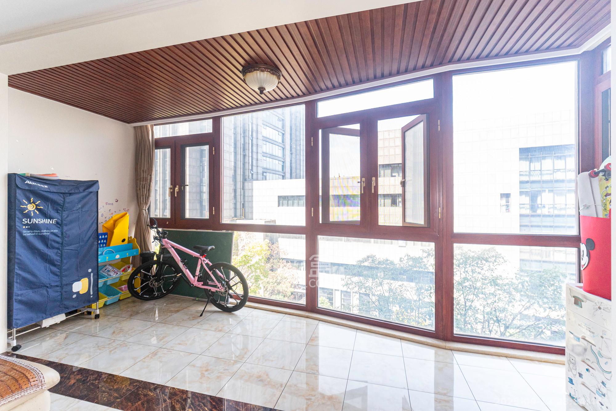 金色比华利  4室2厅2卫    109.5万阳台