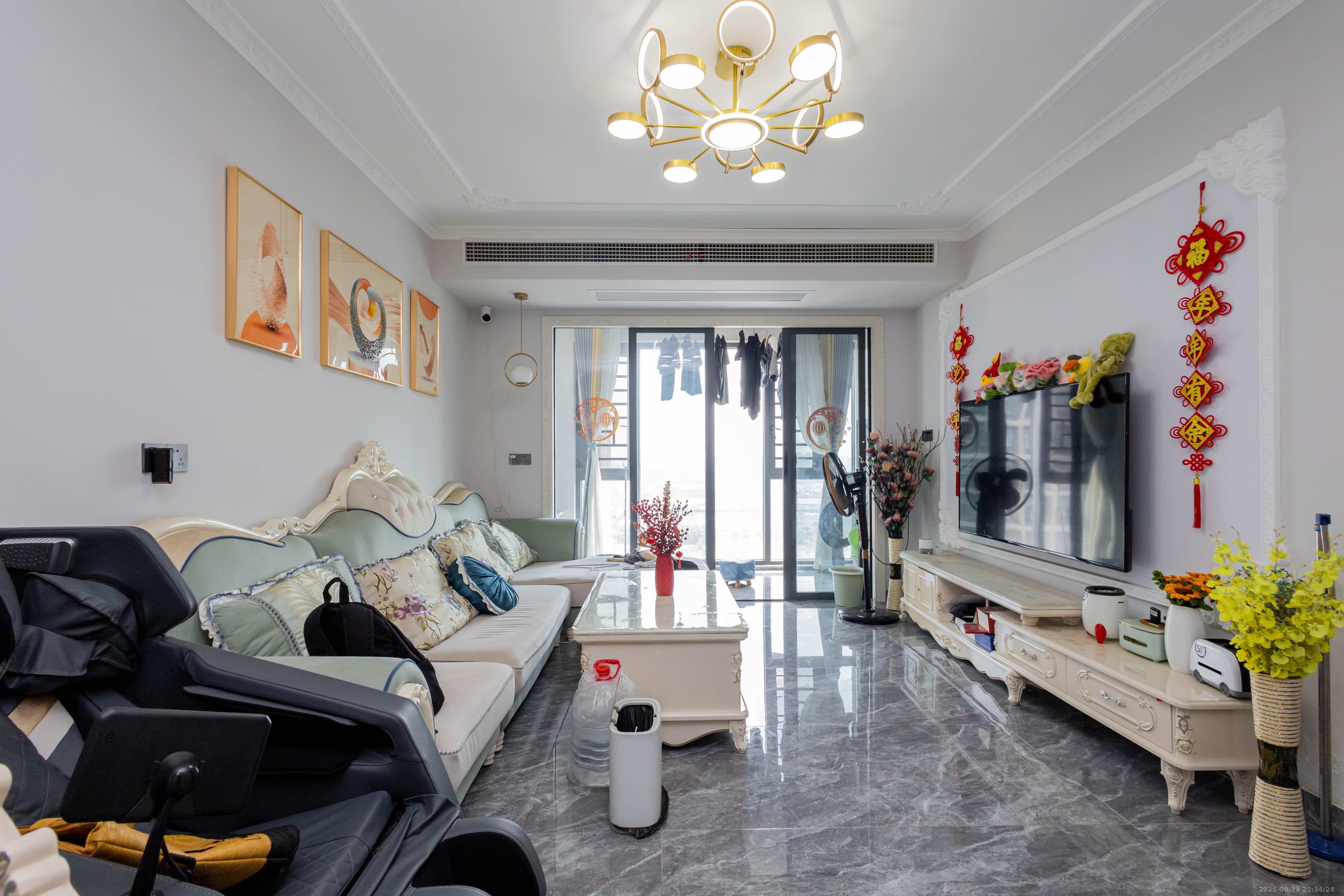 日盛湖湘花苑  3室2厅1卫    84.0万客厅