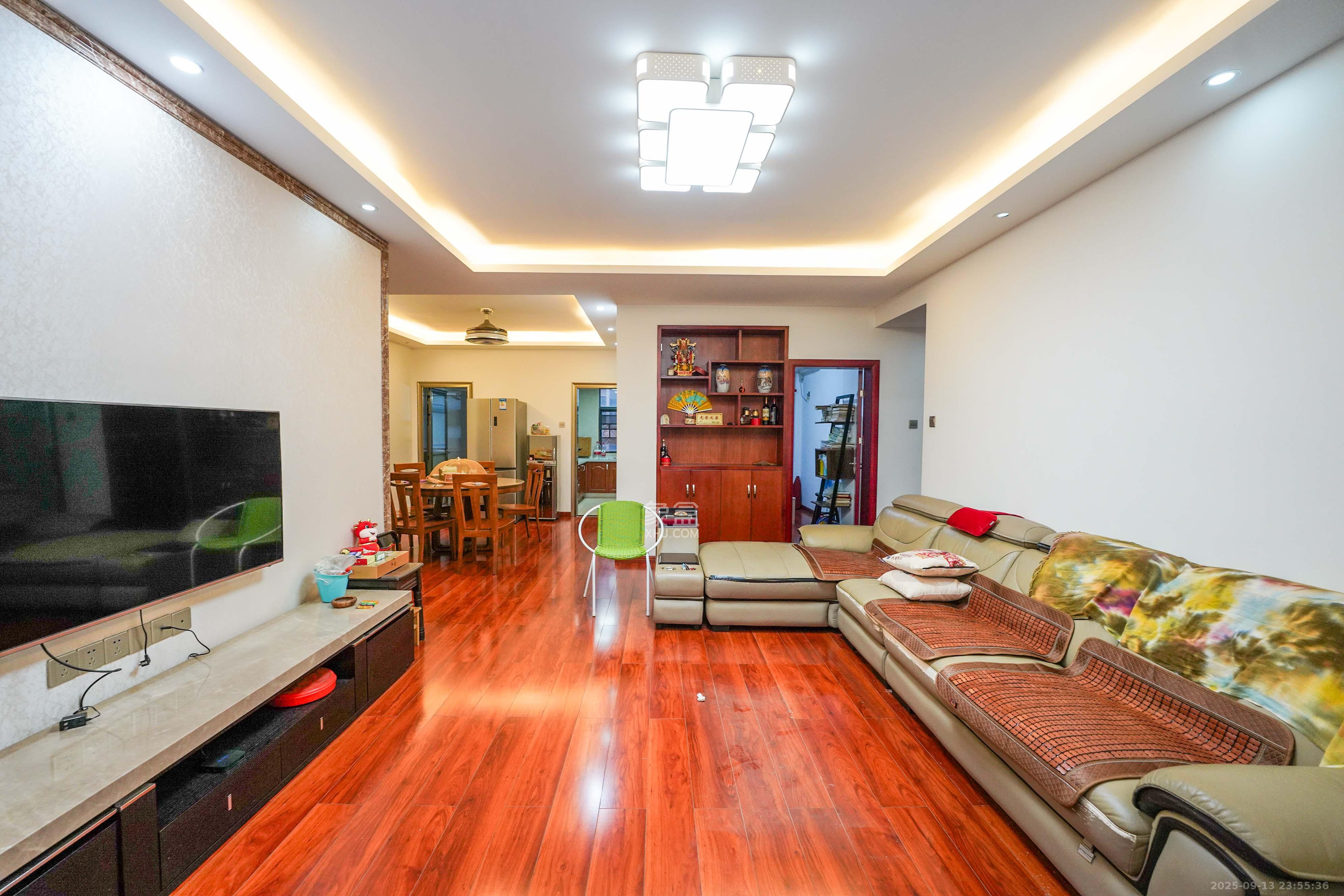 和美星城  3室3厅1卫    115.0万客厅